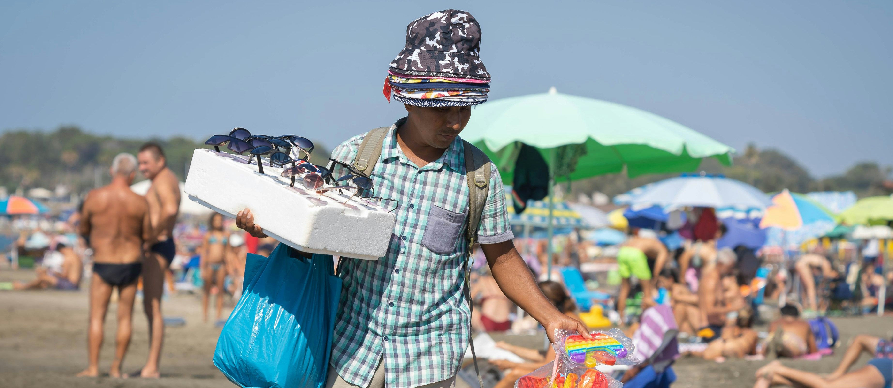 Die Strandhändler gehören in Italien zum Straßenbild