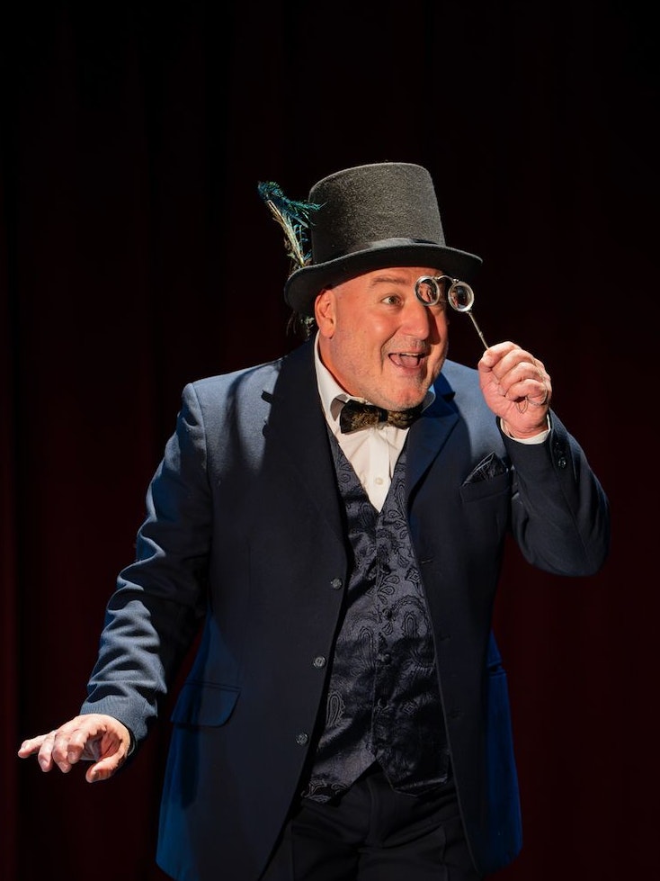 Rudolf Roubinek spielt den Chevalier Dumont.