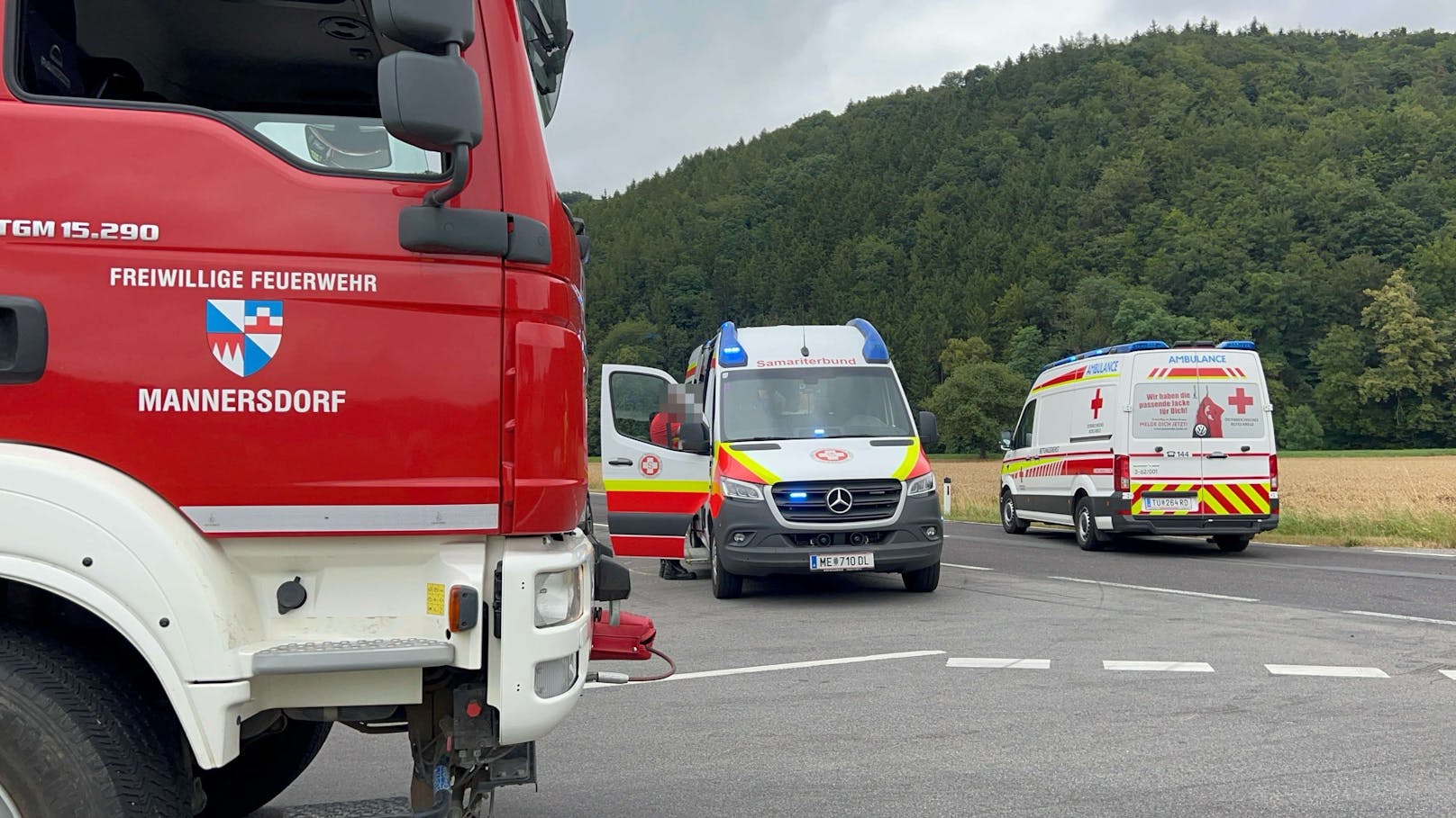 Bei Mannersdorf kam es auf der Landstraße 215 im Kreuzungsbereich zum Zusammenstoß.