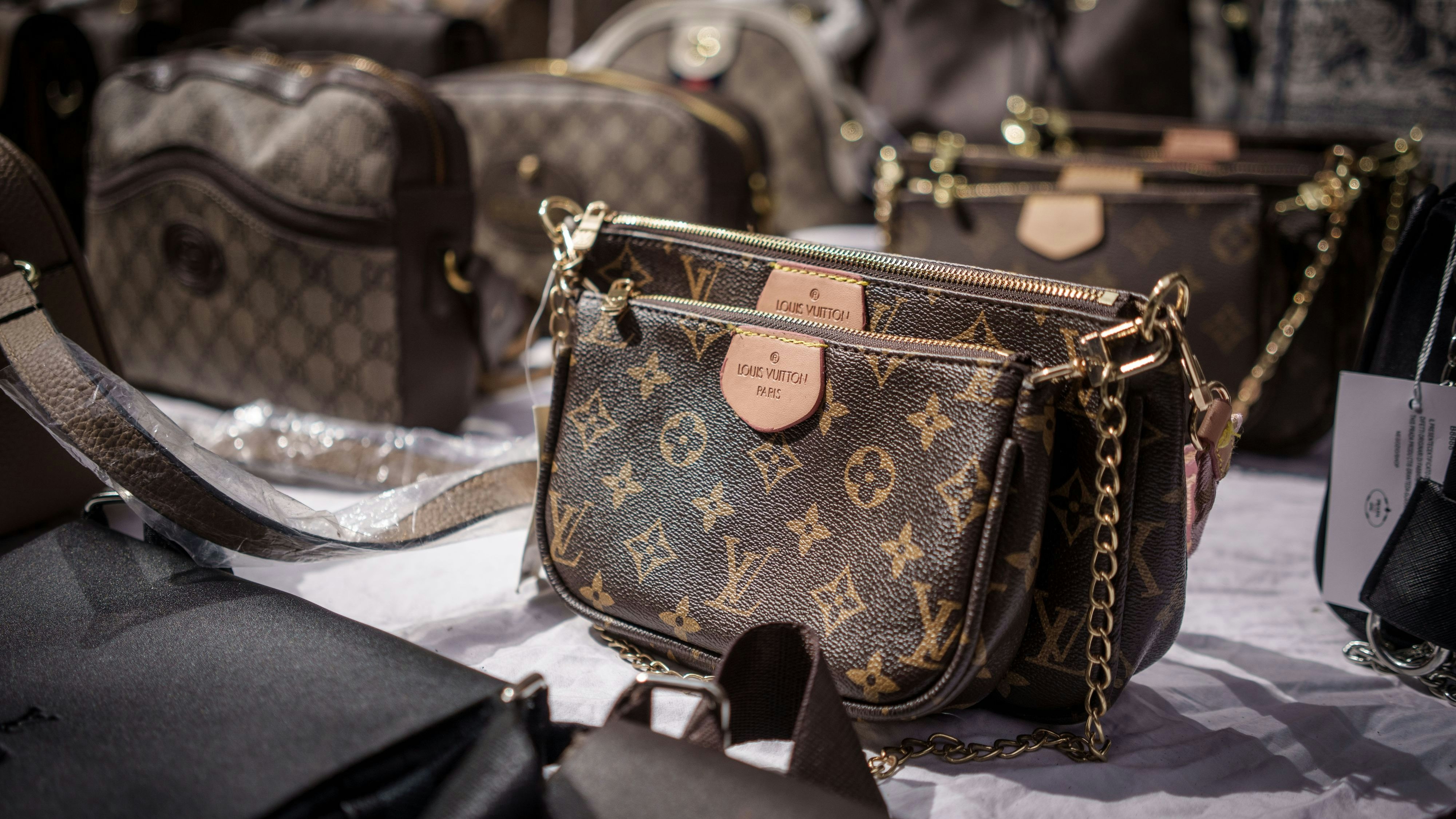 Gefälschte Taschen (hier Louis Vuitton in Manhattan) sind ein Milliardengeschäft