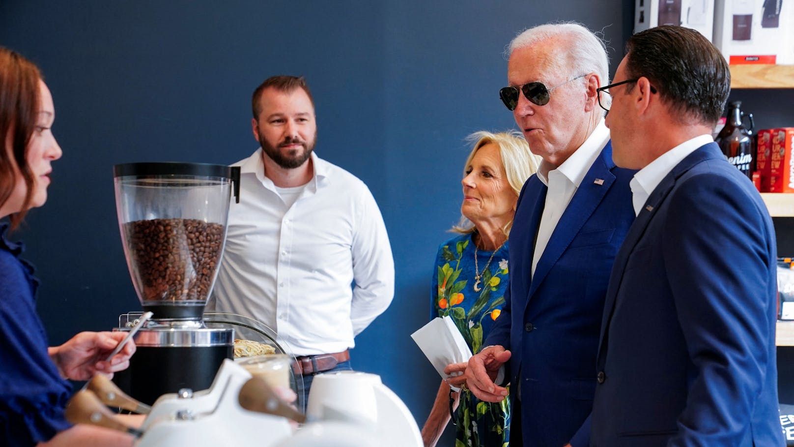 Nach einem Wahlkampfauftritt am Sonntag kauft US-Präsident Joe Biden einen Erdbeer-Smoothie.