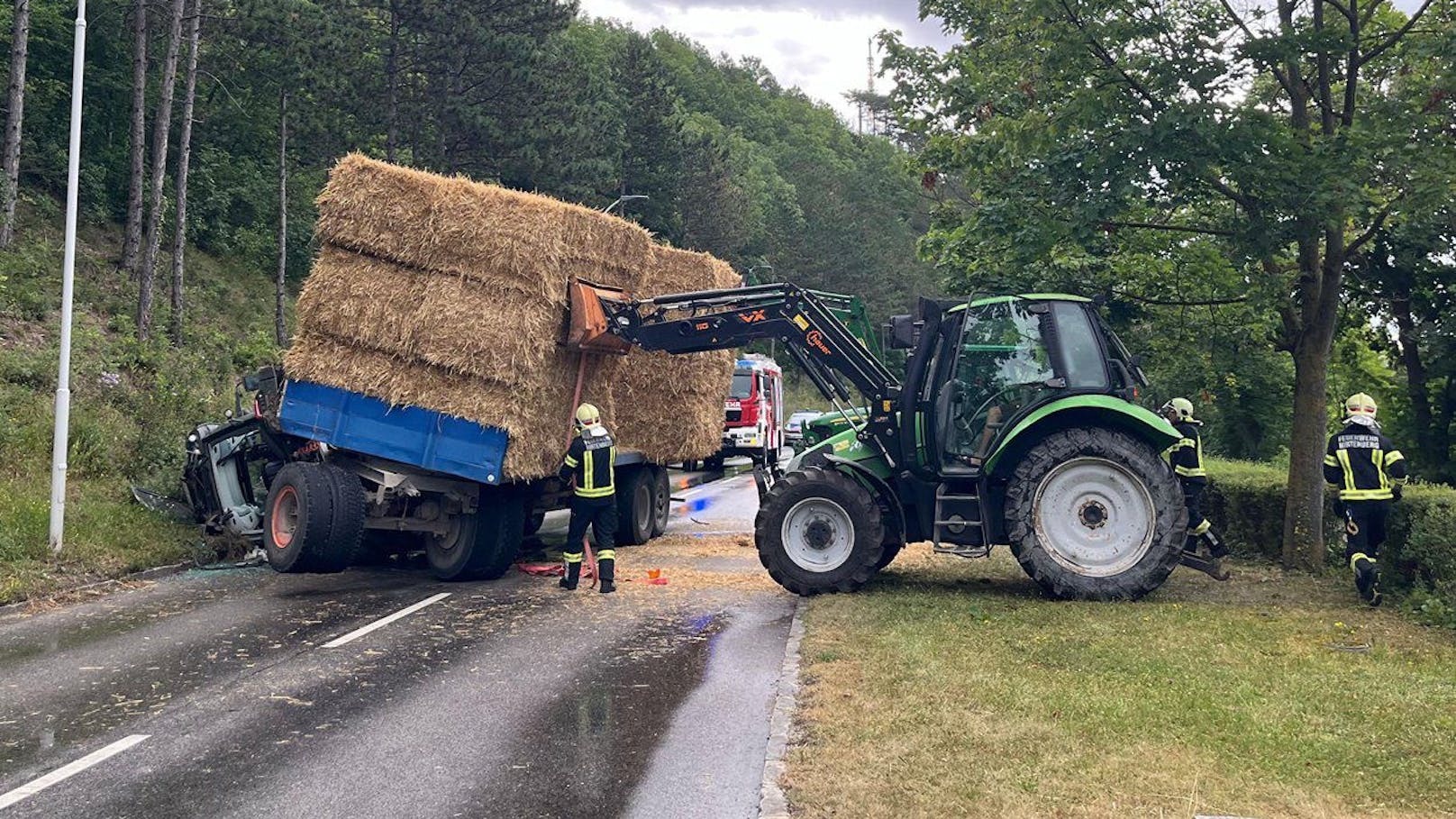 Der Traktor kippte um, der Anhänger geriet in eine Schräglage. Die Landstraße musste mehrere Stunden gesperrt werden.