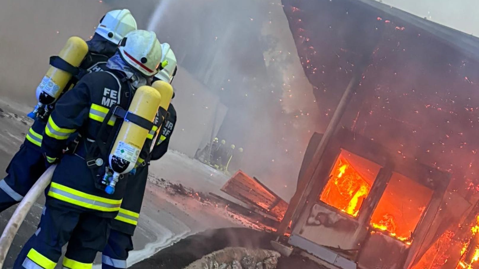 160 Feuerwehrleute kämpften gegen die Flammen.