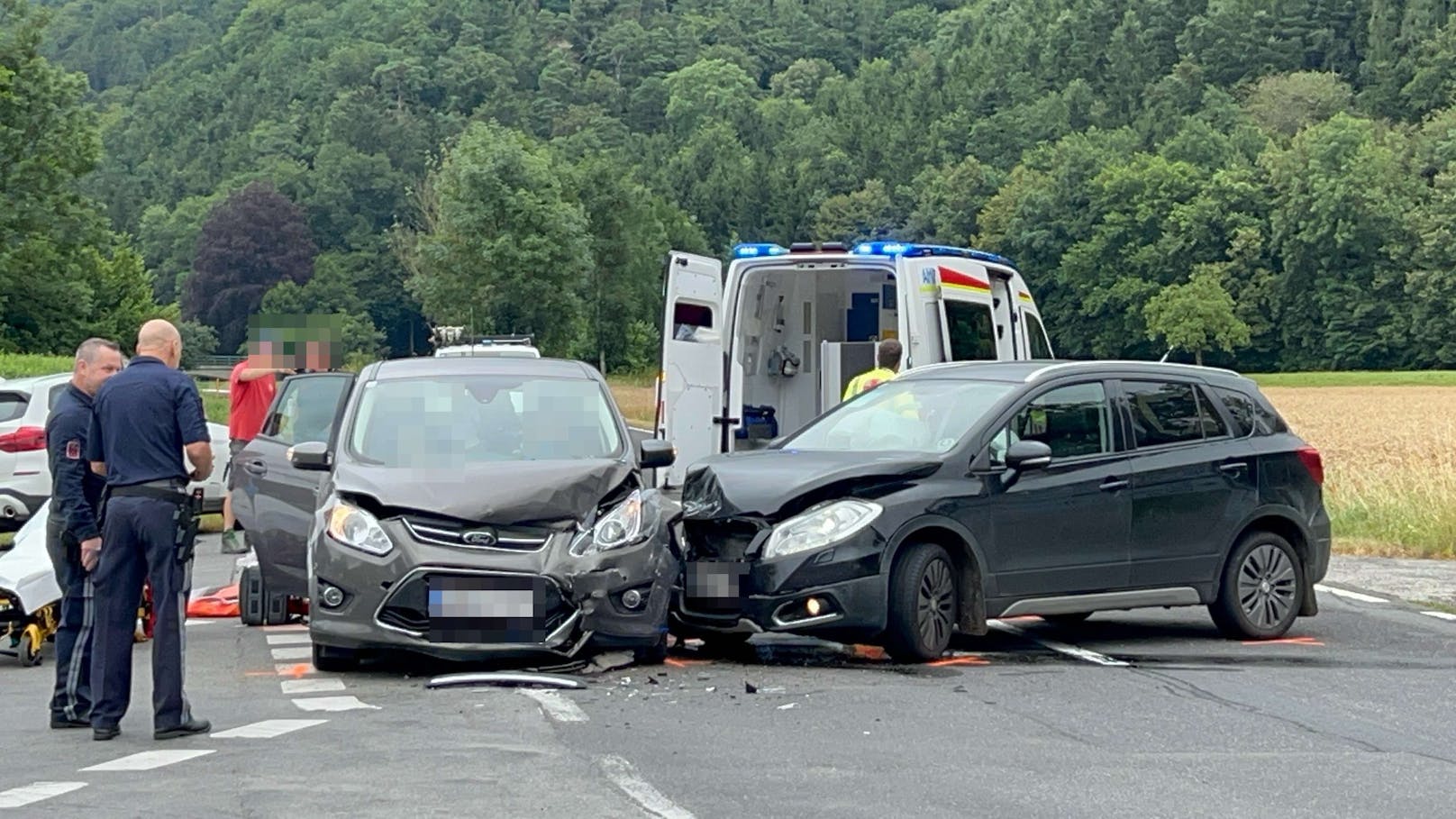 Bei Mannersdorf kam es auf der Landstraße 215 im Kreuzungsbereich zum Zusammenstoß.