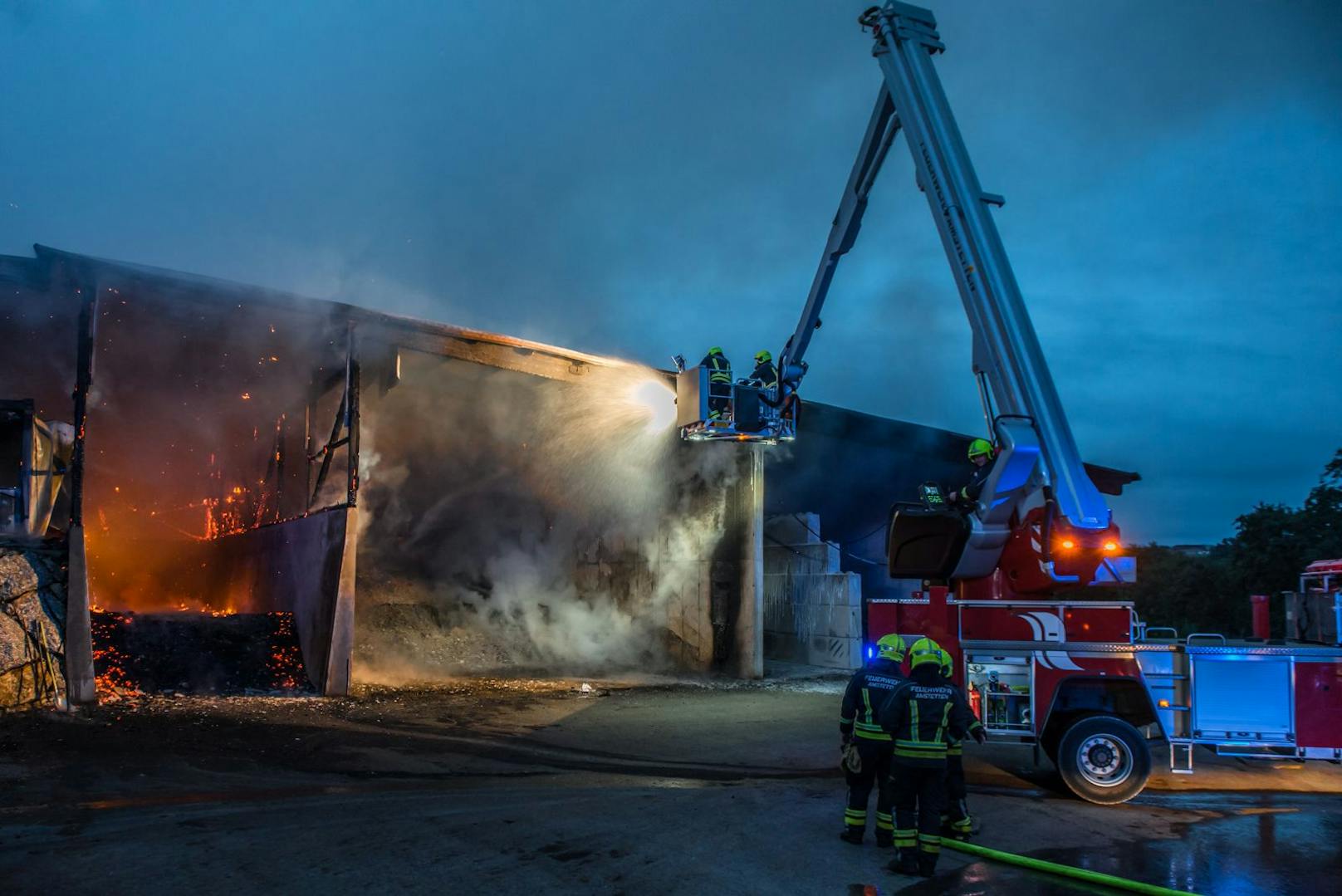 160 Feuerwehrleute kämpften gegen die Flammen.