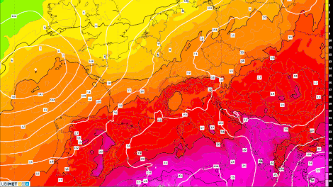 Erst die Hitze, dann knallt es: In der feucht-warmen Luft bilden sich heftige Gewitter mit Unwetterpotenzial.