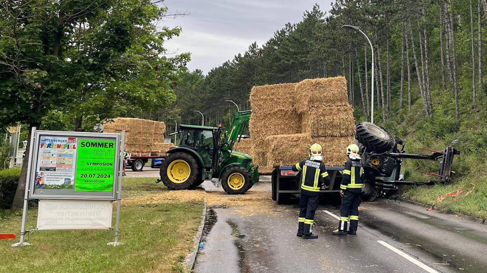 Der Traktor kippte um, der Anhänger geriet in eine Schräglage. Die Landstraße musste mehrere Stunden gesperrt werden.