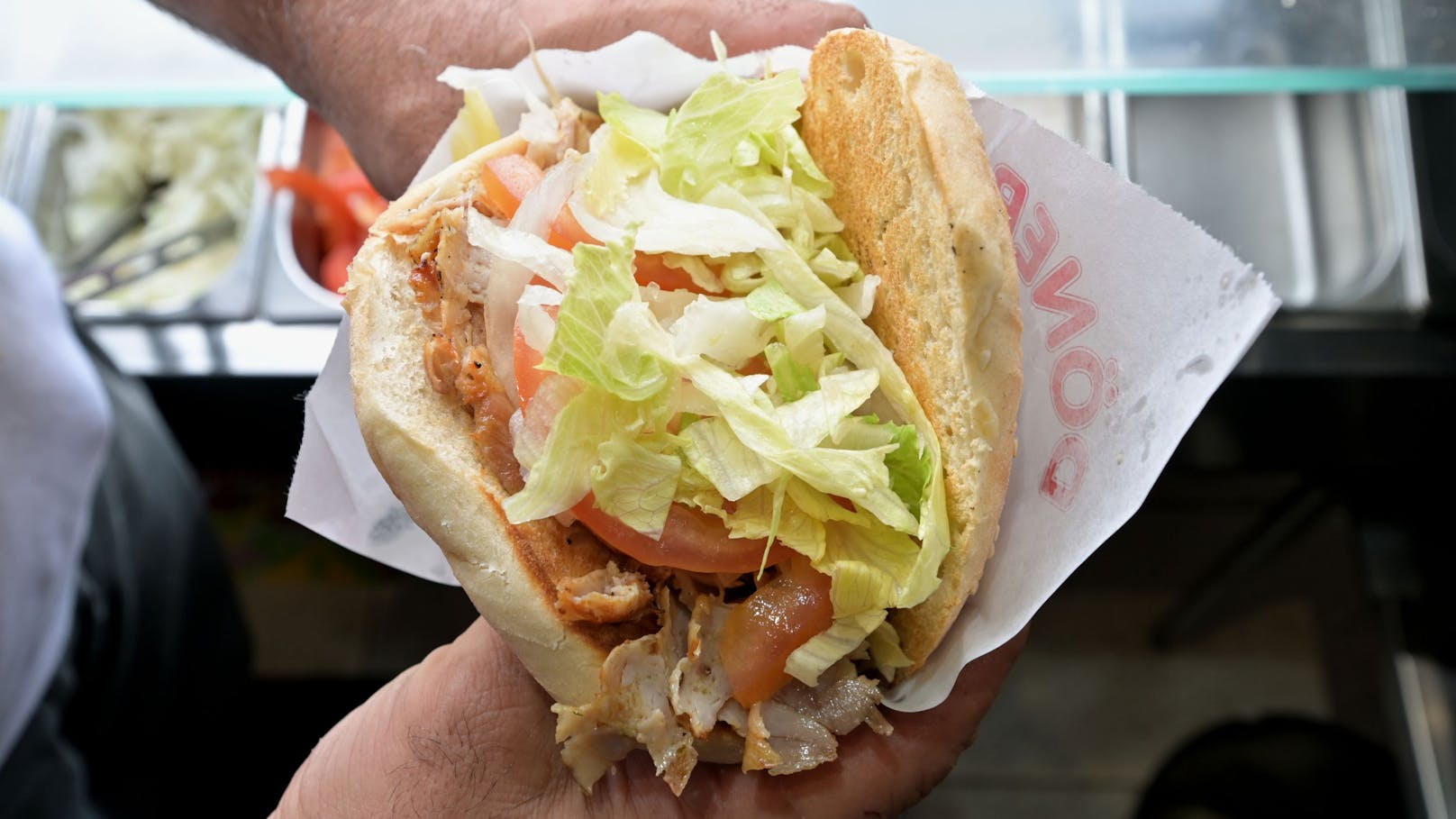 6 Euro kostet ein Döner im Imbiss von Ilhami Bayhan. Das halten viele für zu teuer – doch hinter diesem Preis steckt so einiges.