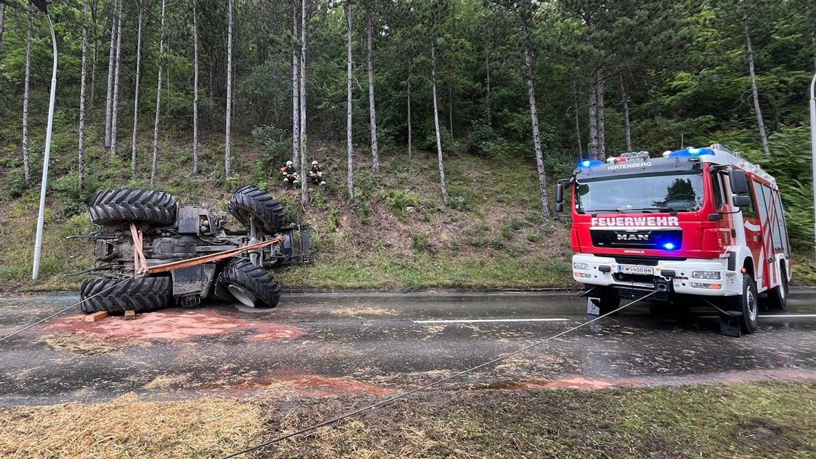 Der Traktor kippte um, der Anhänger geriet in eine Schräglage. Die Landstraße musste mehrere Stunden gesperrt werden.