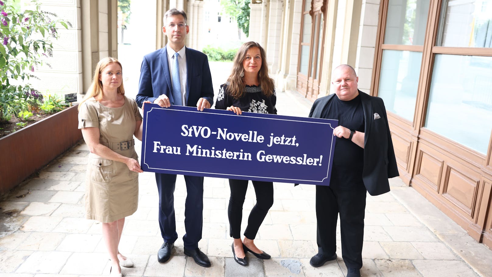 NEOS Wien Mobilitätssprecherin Angelika Pipal-Leixner, Bezirkschef Figl, Stadträtin Sima und Vorsitzender des Mobilitätsausschusses, SPÖ-Gemeinderat Erich Valentin (v.l.)