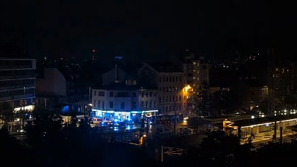 Dutzende Polizei- und Rettungsfahrzeuge mit Blaulicht nahe dem Bahnhof Meidling.