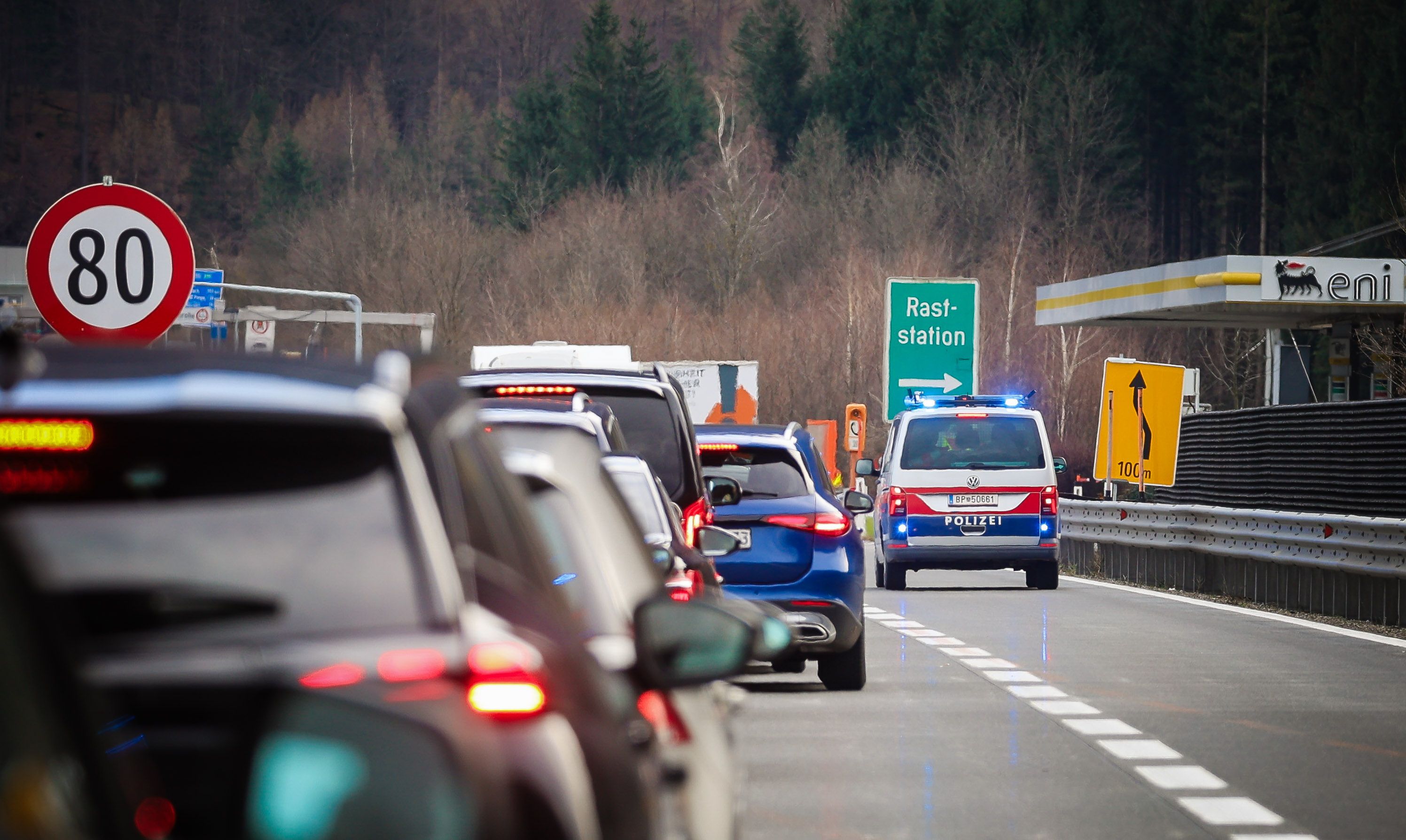 Die Polizisten begannen umgehend mit der Reanimation. (Symbolbild)