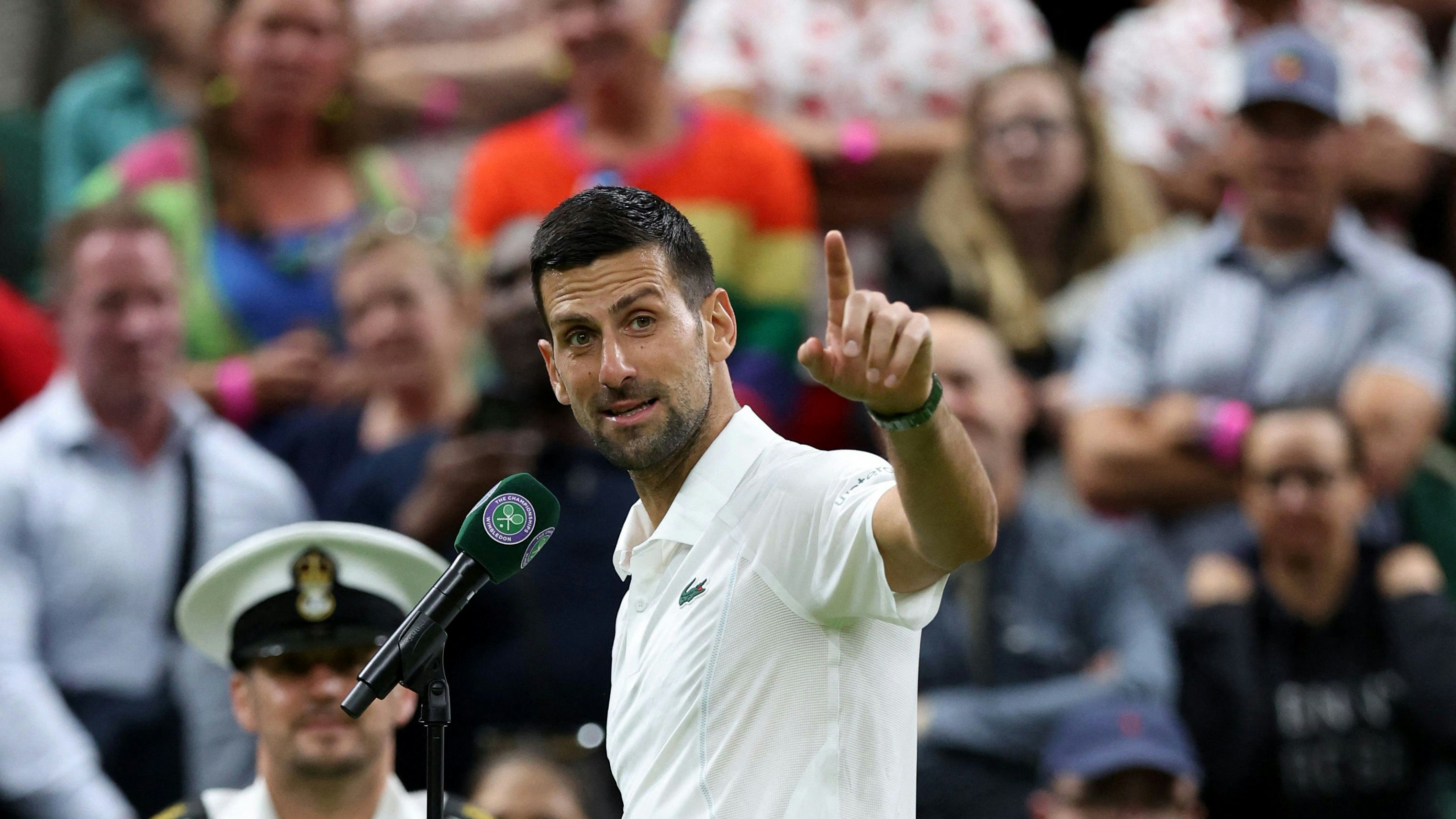 Djokovic wendet sich an die Fan-Gruppe.