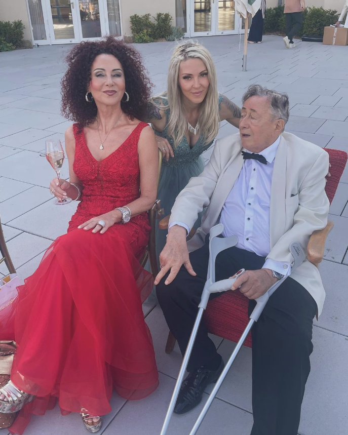 Festlich: Mausi, Simone und Richard Lugner