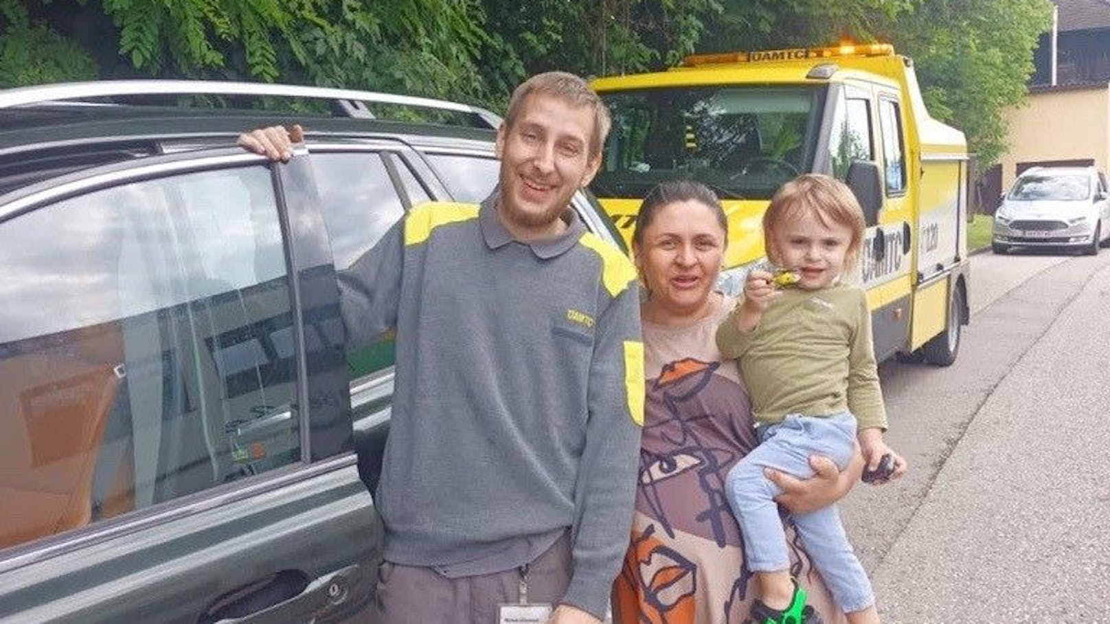 "Gelber Engel" rettet Kleinkind aus verriegeltem Auto