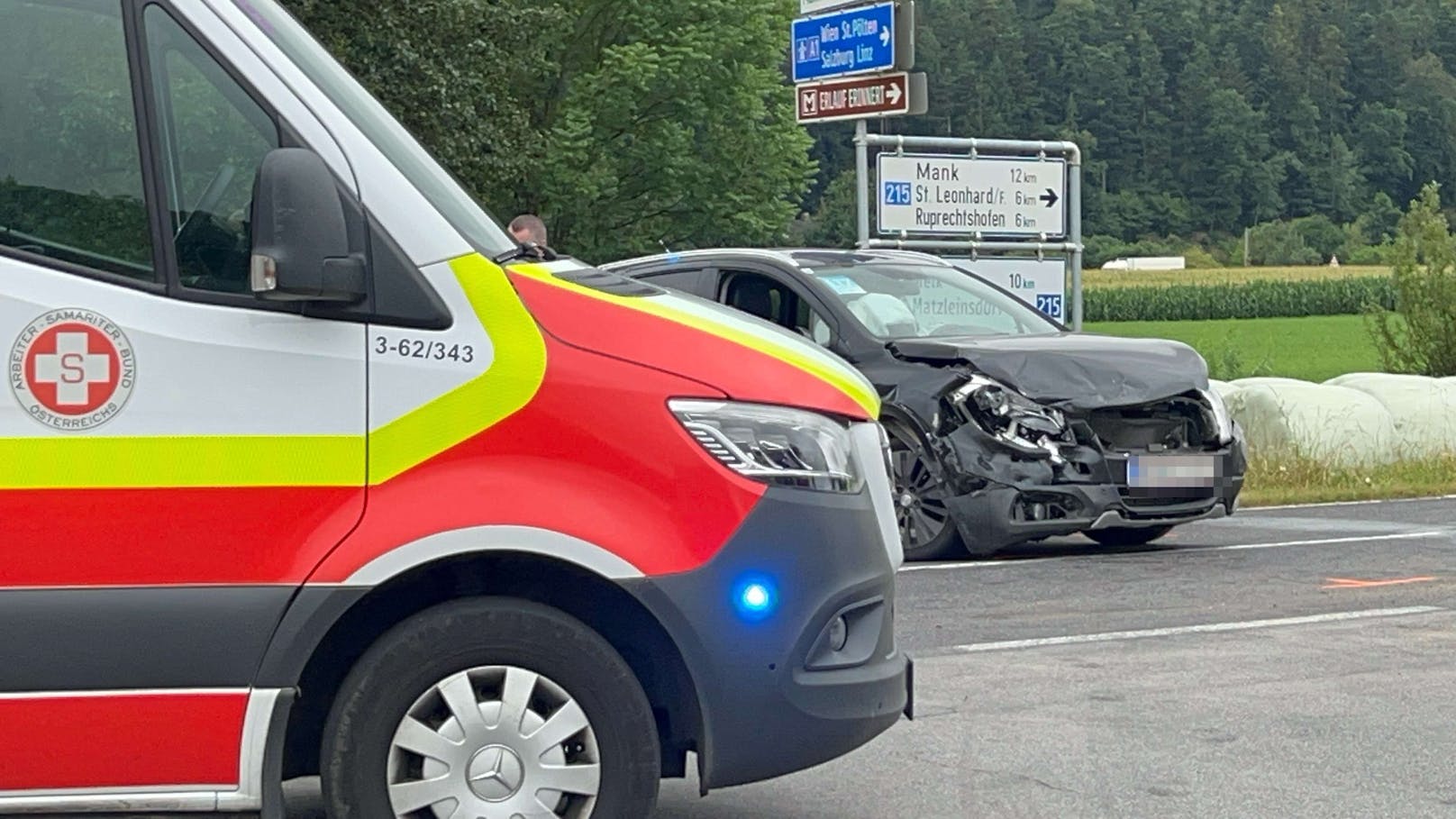 Bei Mannersdorf kam es auf der Landstraße 215 im Kreuzungsbereich zum Zusammenstoß.