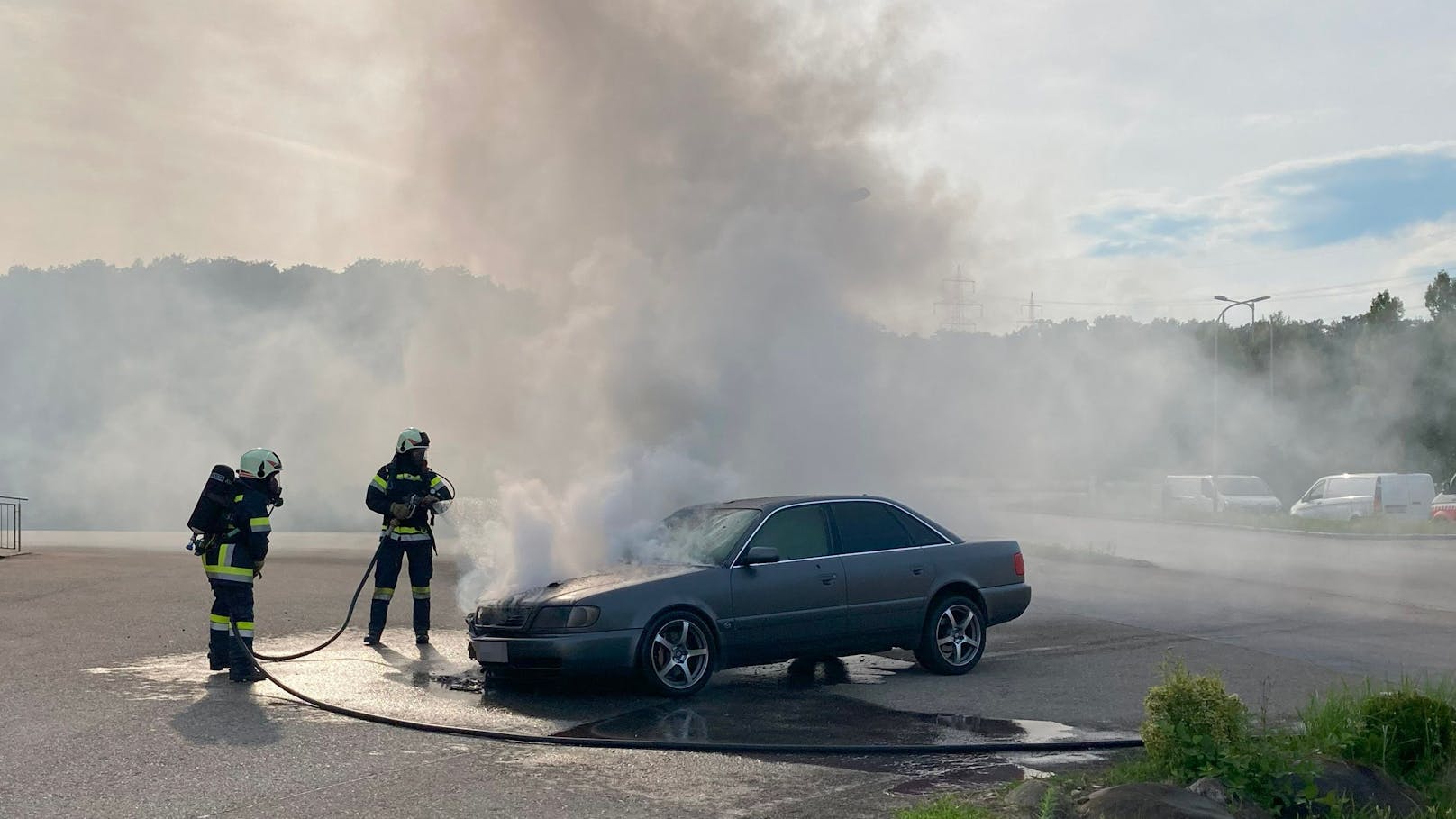 Lenker stellte brennendes Auto noch auf Parkplatz ab