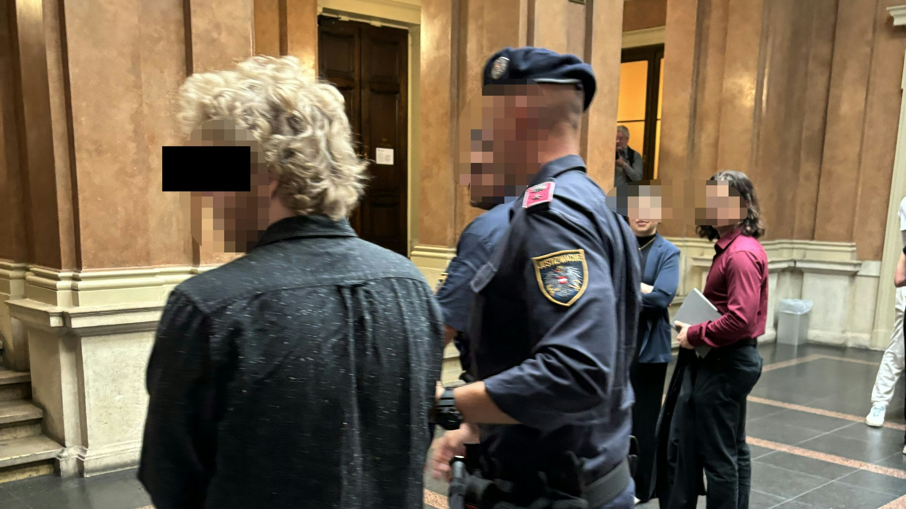 24-Jähriger soll Mutter mit Eisen-Stuhl attackiert haben. 