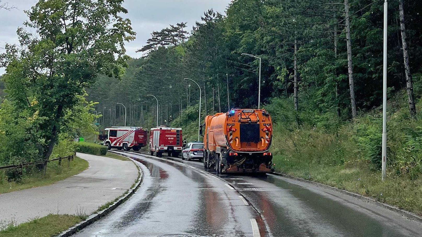 Der Traktor kippte um, der Anhänger geriet in eine Schräglage. Die Landstraße musste mehrere Stunden gesperrt werden.