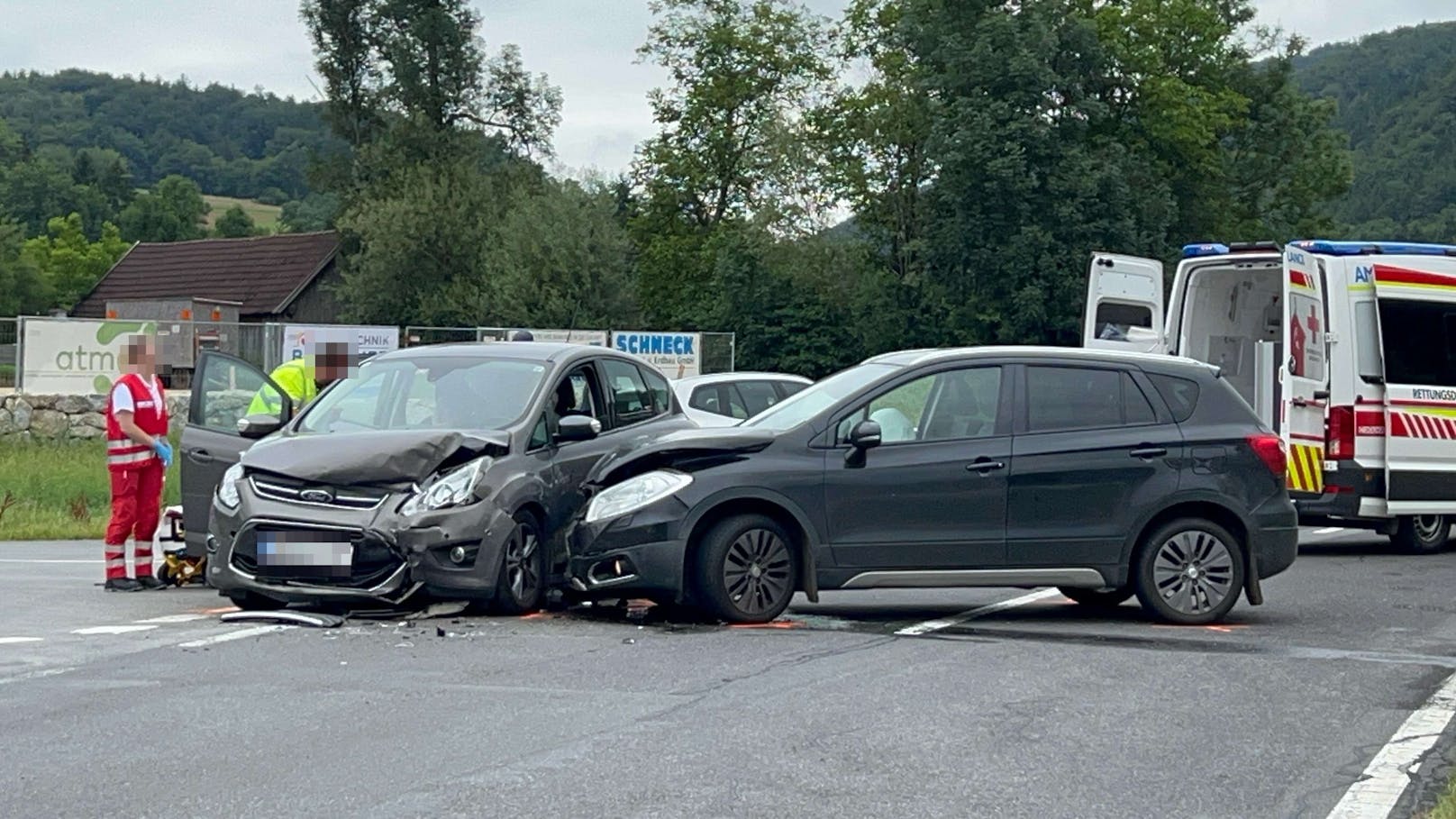 Bei Mannersdorf kam es auf der Landstraße 215 im Kreuzungsbereich zum Zusammenstoß.