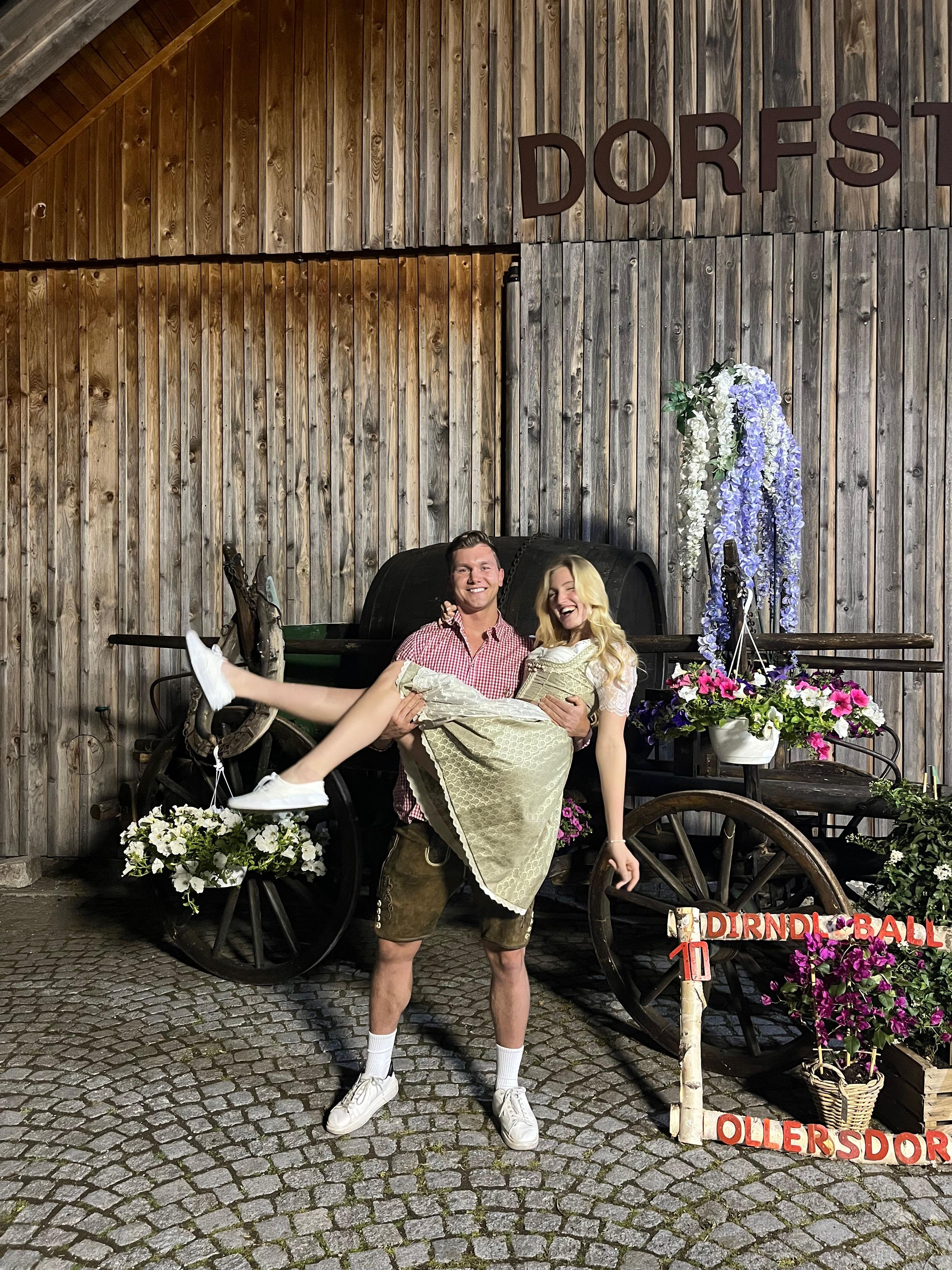 Roman Schindler trägt seine Freundin Patricia Tomek auf Händen