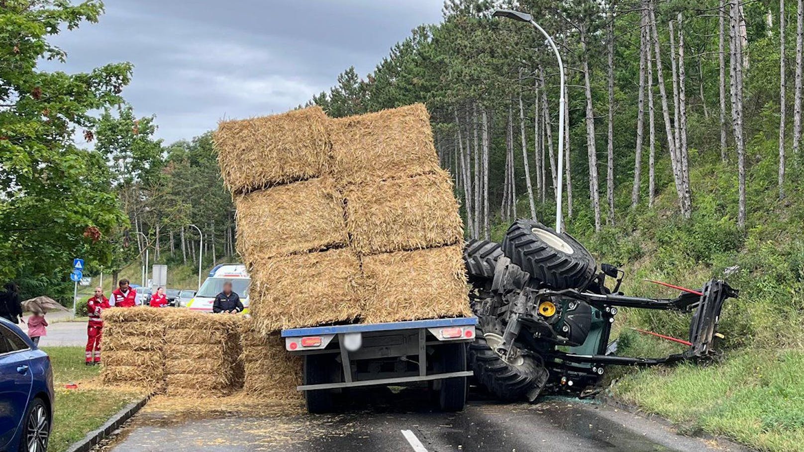 Der Traktor kippte um, der Anhänger geriet in eine Schräglage. Die Landstraße musste mehrere Stunden gesperrt werden.