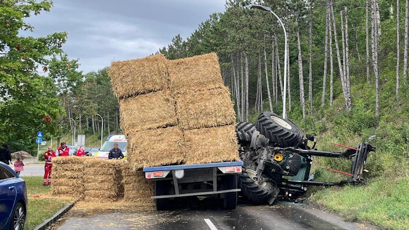 Der Traktor kippte um, der Anhänger geriet in eine Schräglage. Die Landstraße musste mehrere Stunden gesperrt werden.