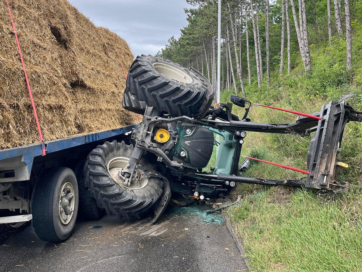 Der Traktor kippte um und kam teilweise unter dem Anhänger zu liegen. Der Anhänger geriet deshalb in eine Schräglage und musste gesichert werden.