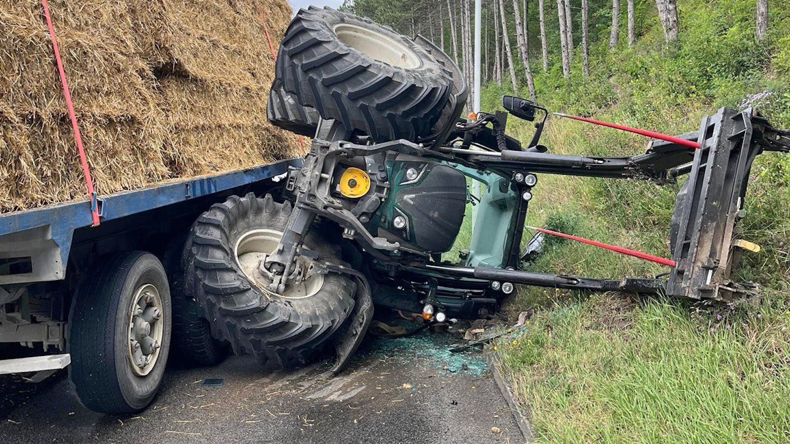 Lenker will Radler überholen – Traktorgespann kippt um