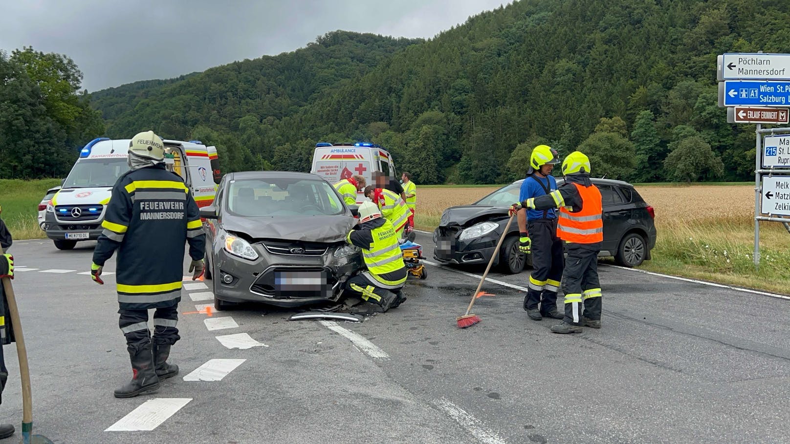 Bei Mannersdorf kam es auf der Landstraße 215 im Kreuzungsbereich zum Zusammenstoß.