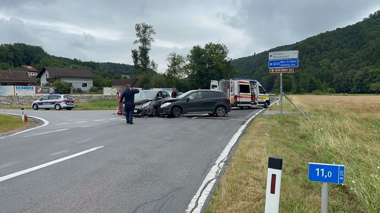 Bei Mannersdorf kam es auf der Landstraße 215 im Kreuzungsbereich zum Zusammenstoß.