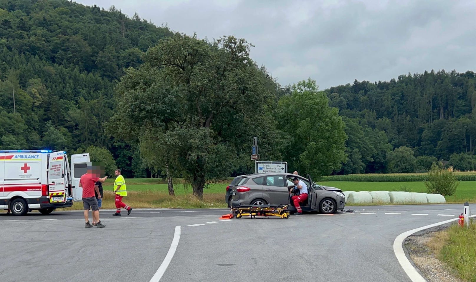 Bei Mannersdorf kam es auf der Landstraße 215 im Kreuzungsbereich zum Zusammenstoß.