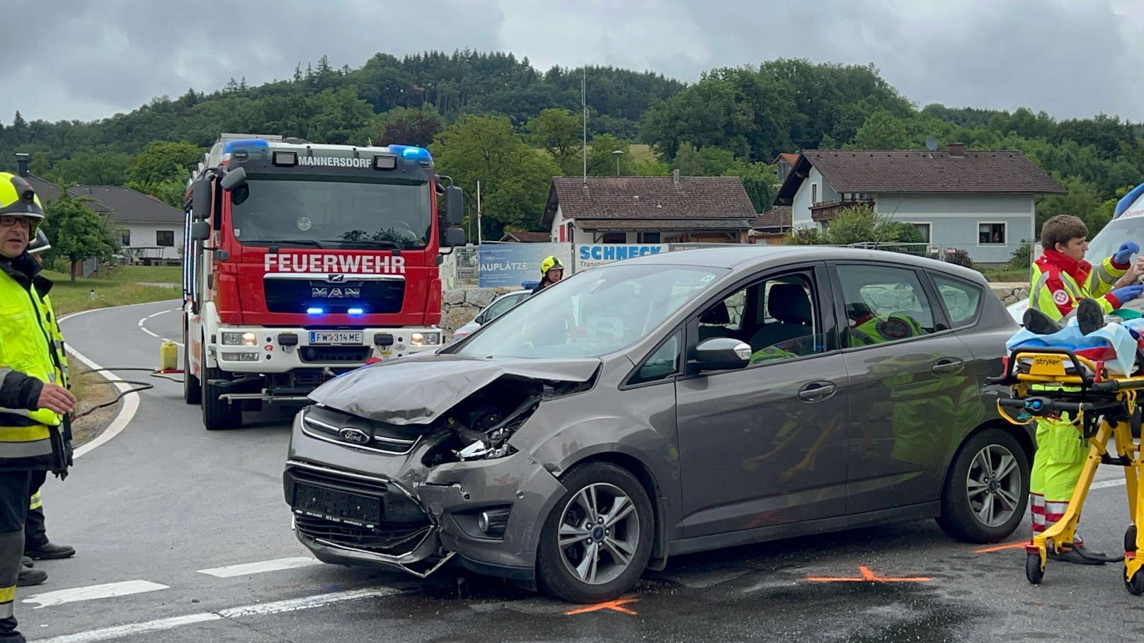 Bei Mannersdorf kam es auf der Landstraße 215 im Kreuzungsbereich zum Zusammenstoß.