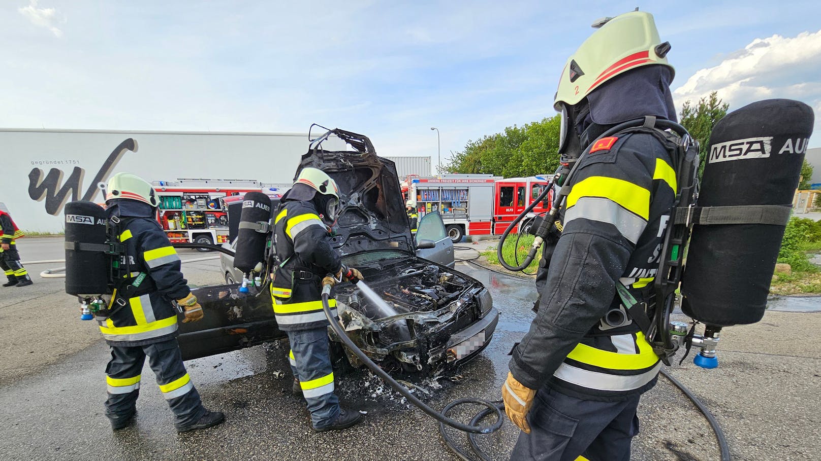 Starke Rauchentwicklung machte den Einsatz von Atemschutzgeräten notwendig