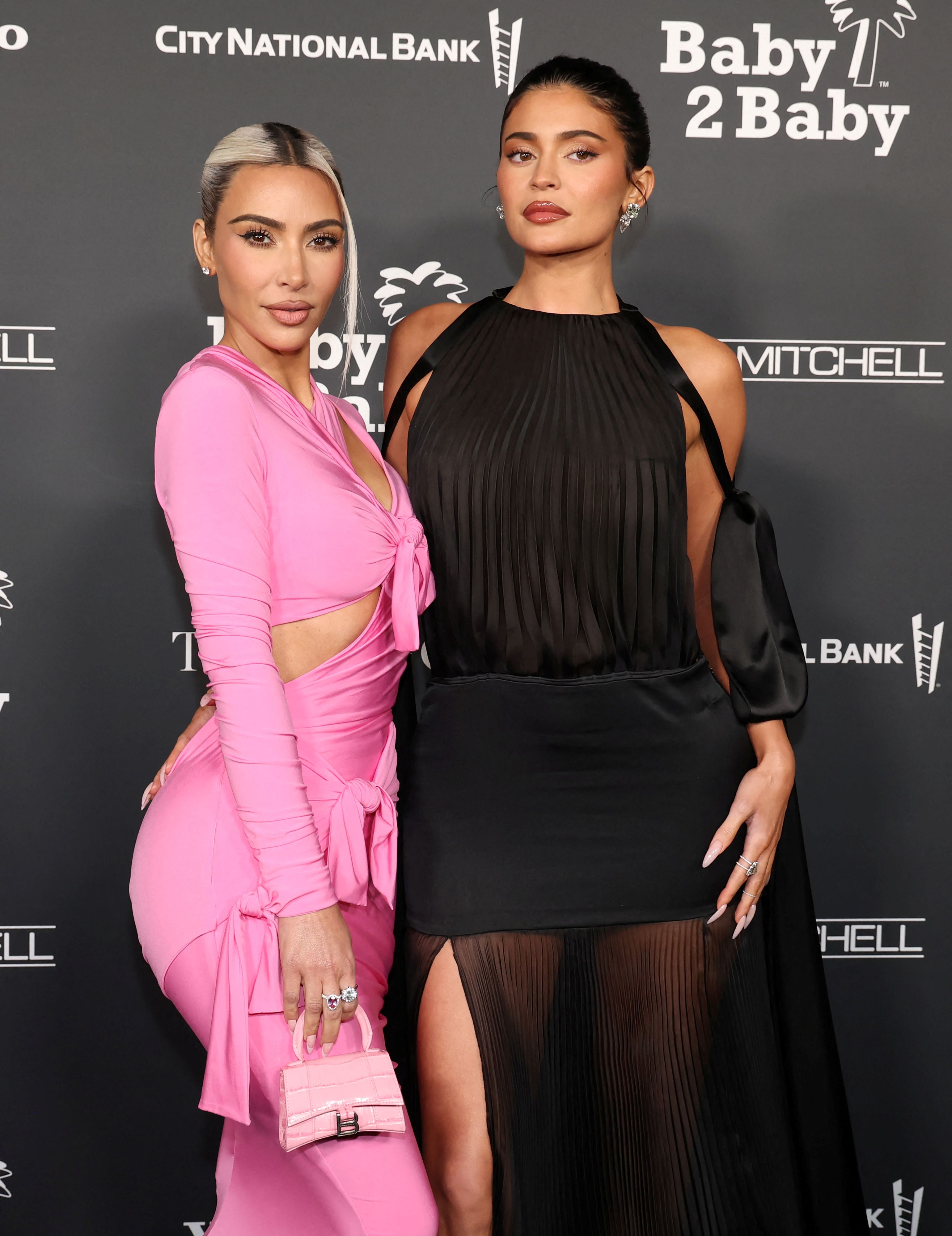 Kim Kardashian und Kylie Jenner zeigen sich gerne in knapper Kleidung auf Instagram.