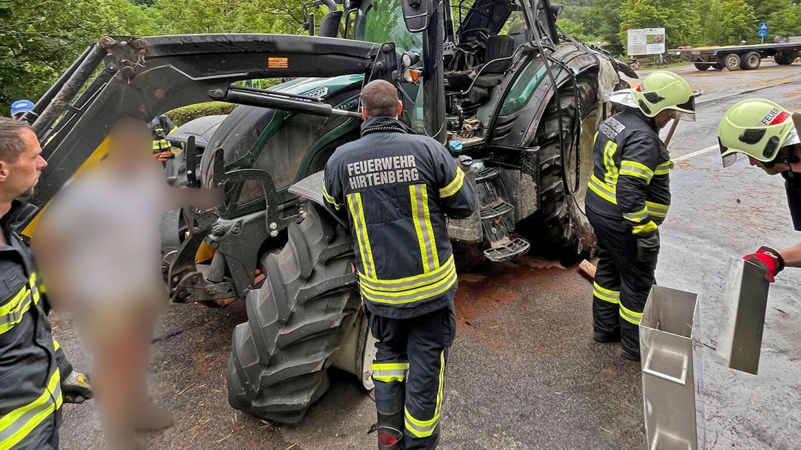 Der Traktor kippte um, der Anhänger geriet in eine Schräglage. Die Landstraße musste mehrere Stunden gesperrt werden.