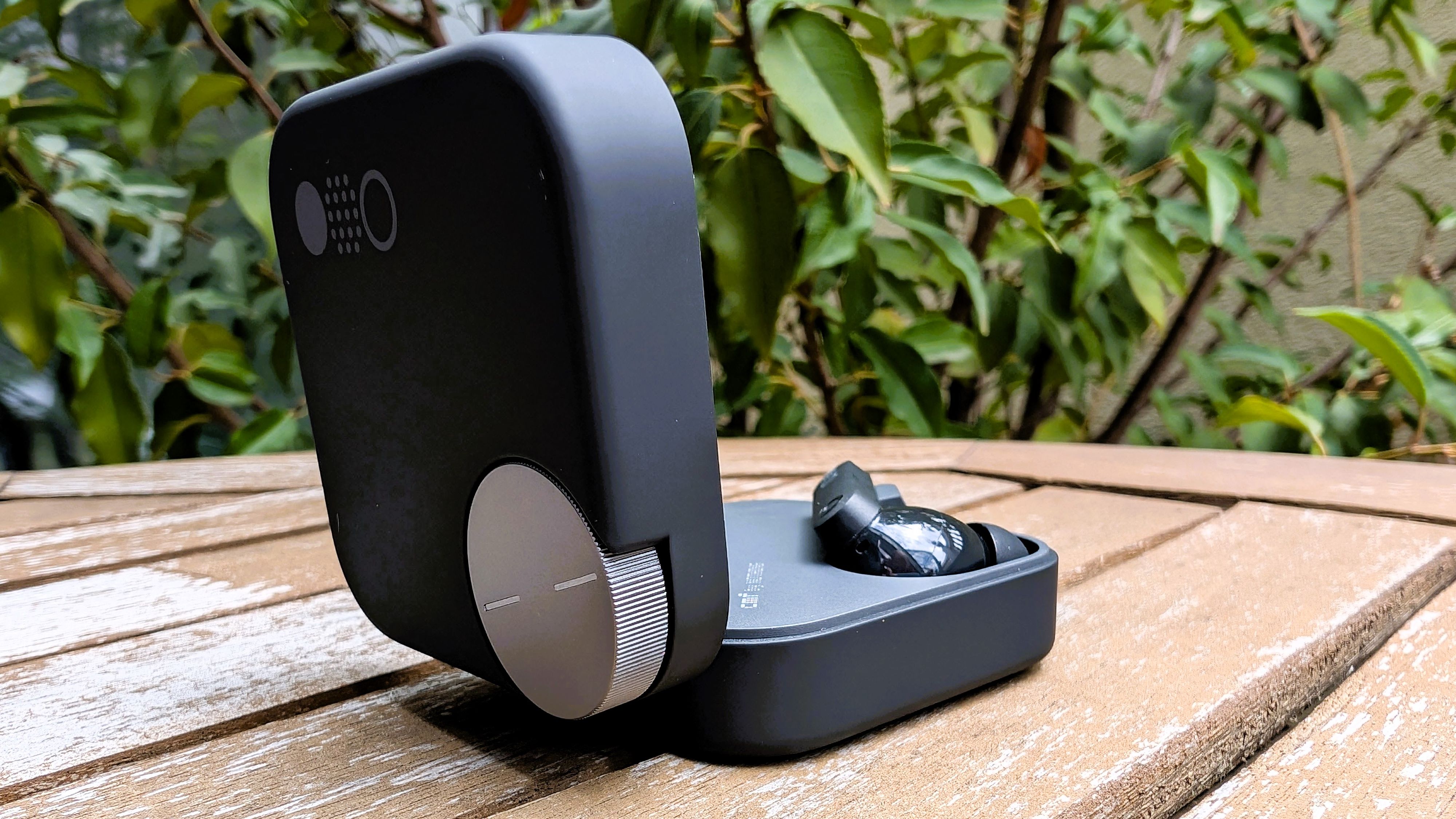 CMF Buds Pro 2 – Nothings günstige Lifestyle-Marke bringt spannendes Design mit Besonderheiten wie dem Drehrad am Case.