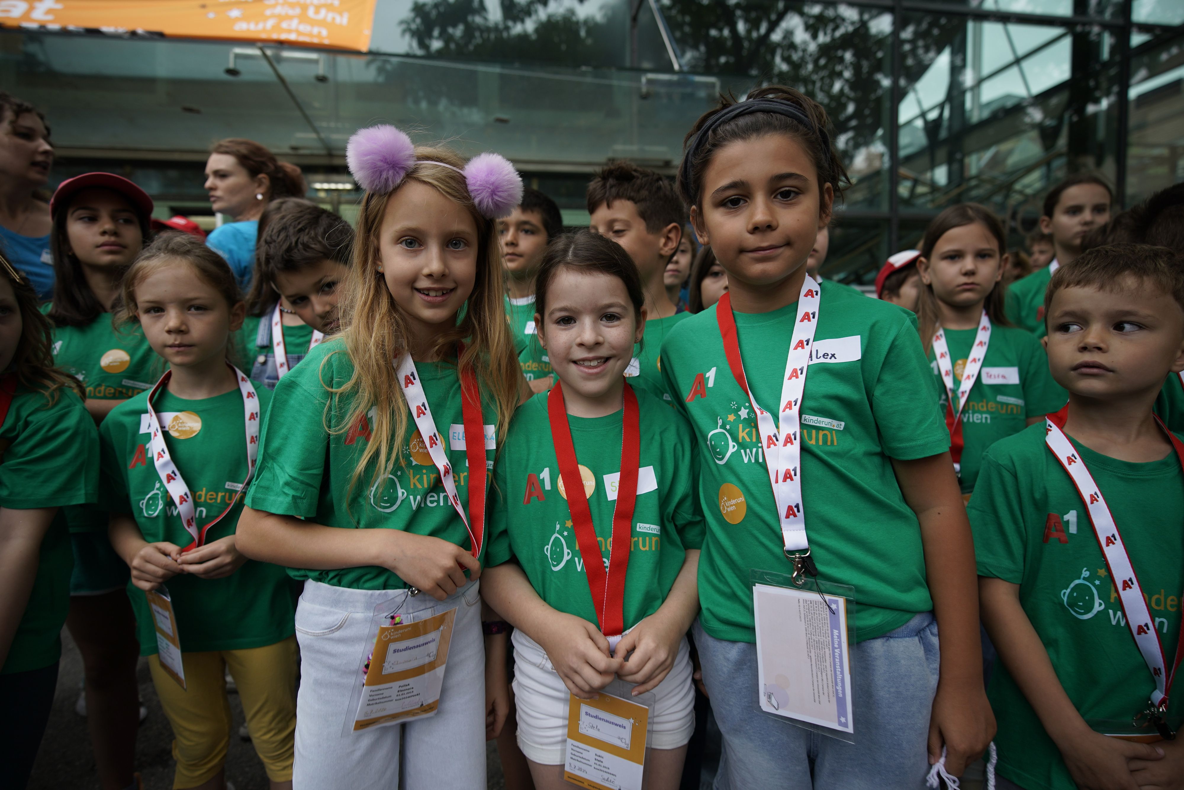 Jungstudentinnen Alex, Stela und Elenora haben schon ihren Ausweis