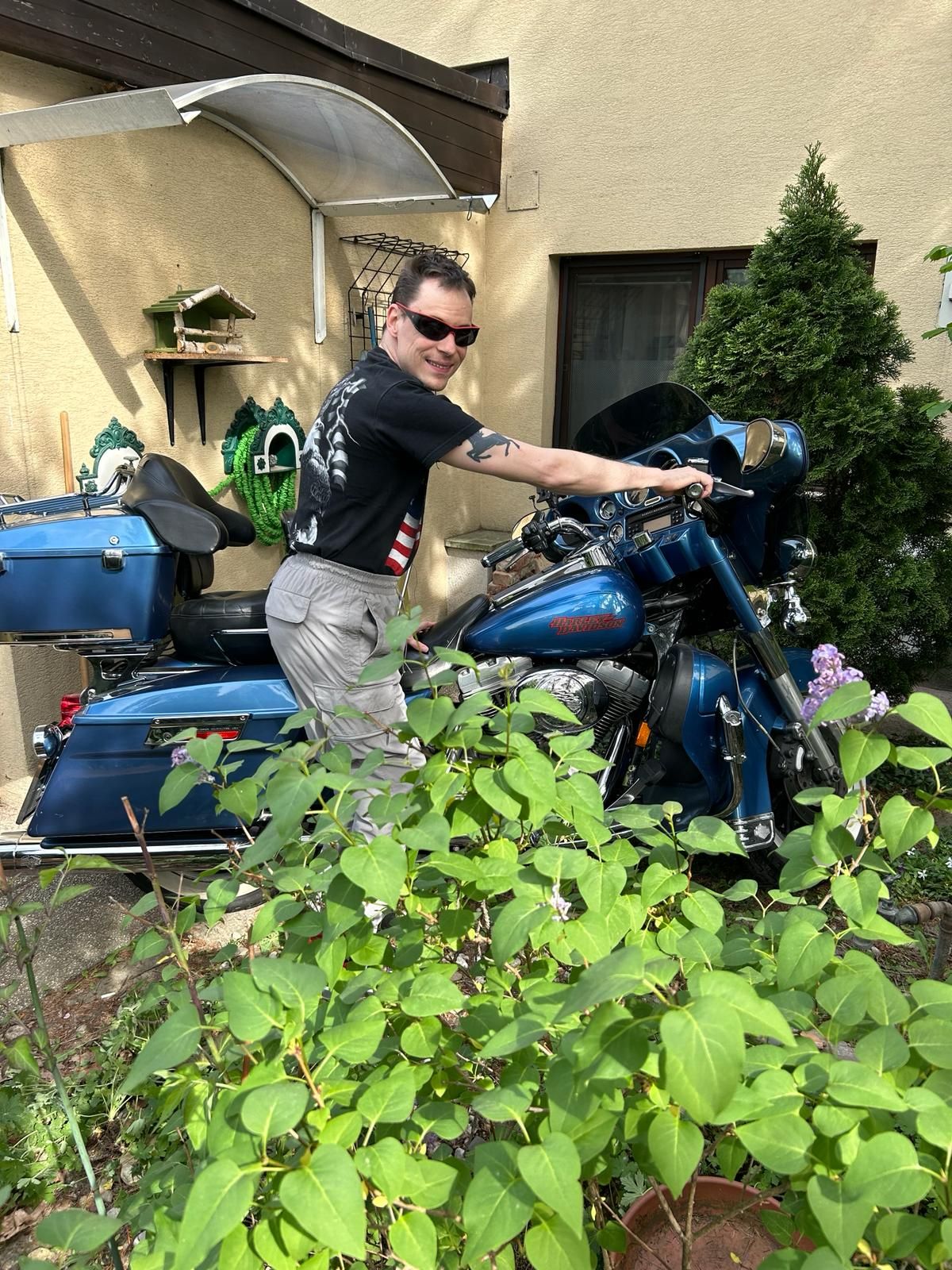 Hannes K. will endlich Ausfahrten mit seiner Harley machen. 