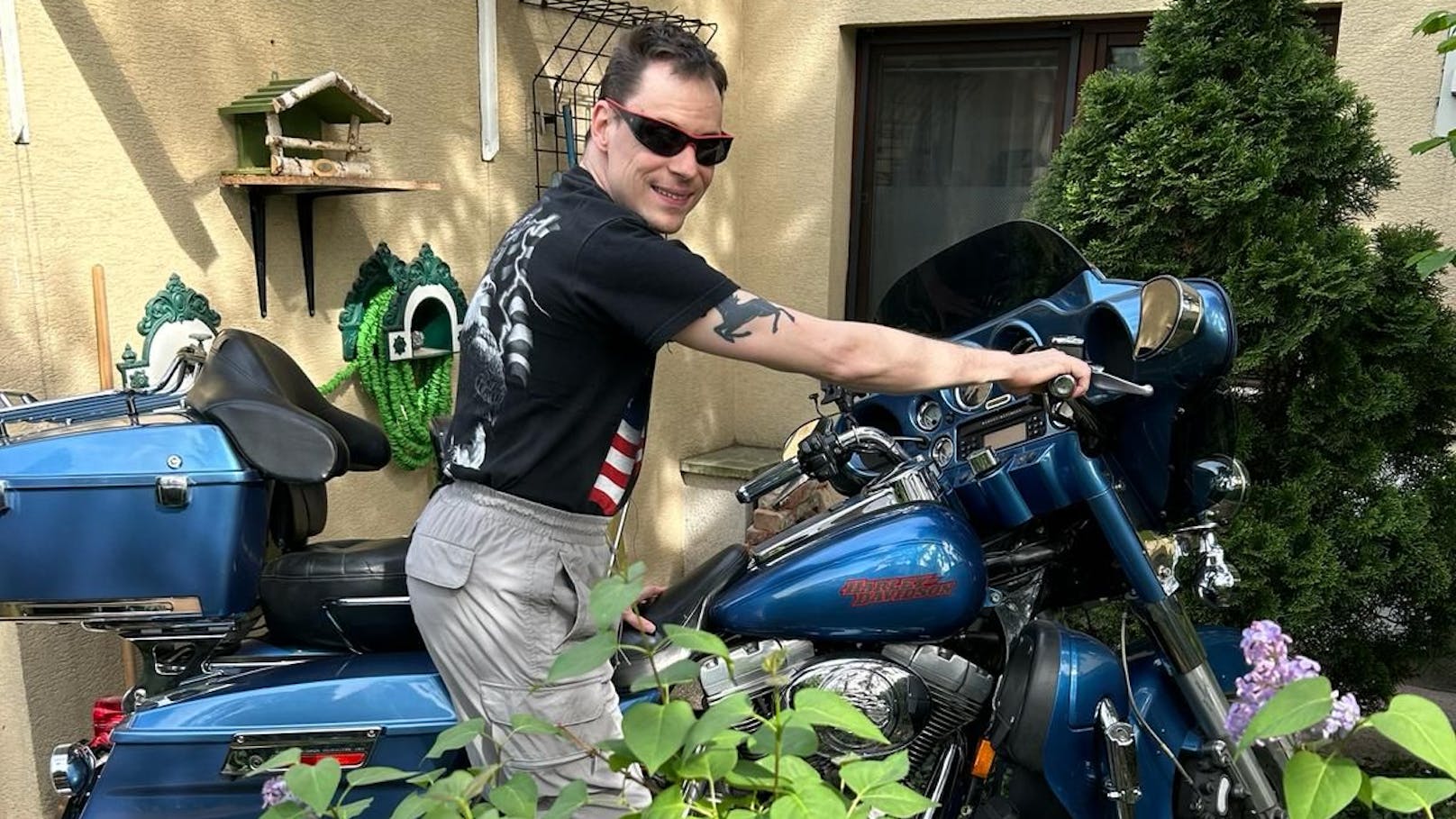 Hannes K. will endlich Ausfahrten mit seiner Harley machen. 