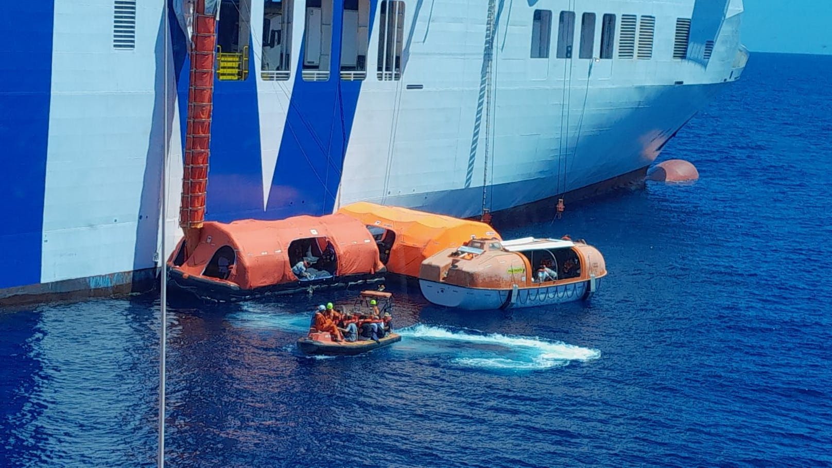 Für die Passagiere der Mallorca-Fähre "Tenacia" wird die Überfahrt am 8. Juli 2024 wegen eines Feuers zu einer dramatischen Odyssee.