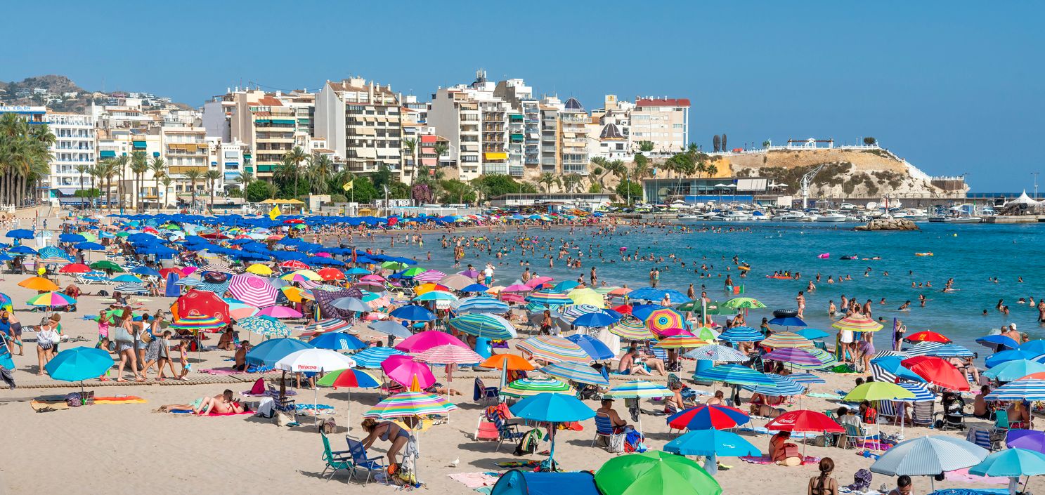 An diesen Strand in Spanien passt im Sommer womöglich kein einziges Handtuch mehr.