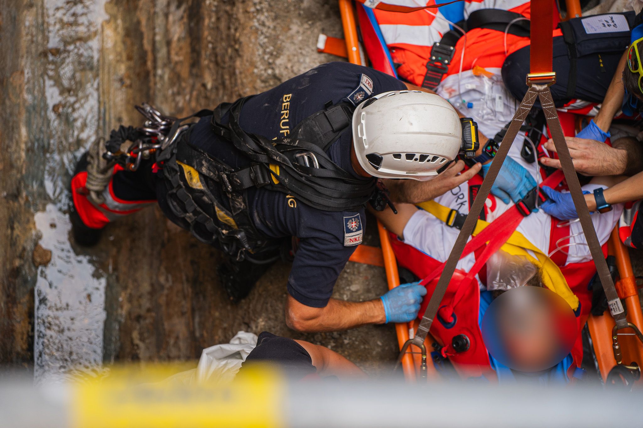 Bei Bauarbeiten am Gürtel verletzte sich ein Arbeiter schwer.