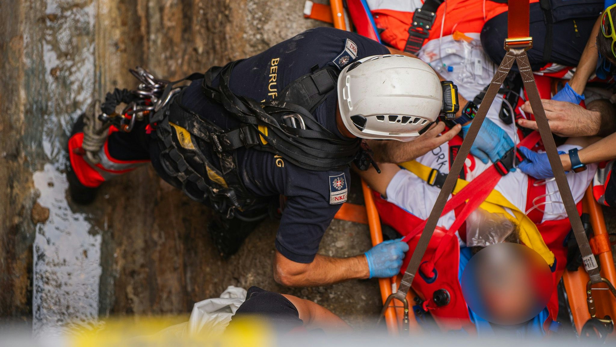 Bei Bauarbeiten am Gürtel verletzte sich ein Arbeiter schwer. Die Berufsrettung 