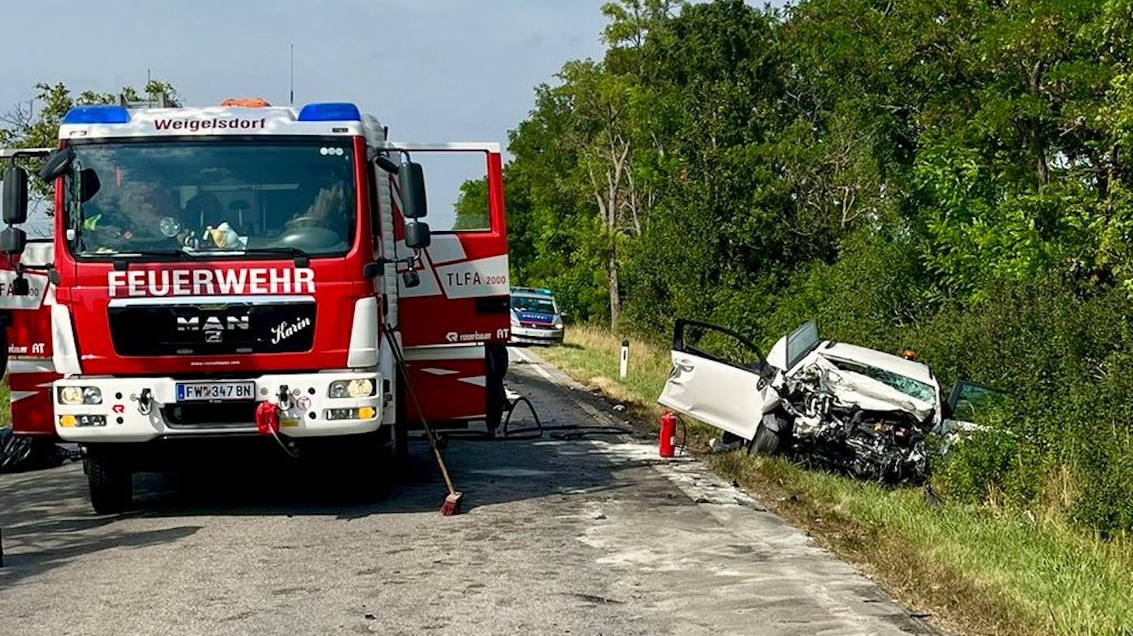 Ein Frontalzusammenstoß zwischen einem Pkw und einem Lkw forderte zwei Todesopfer.