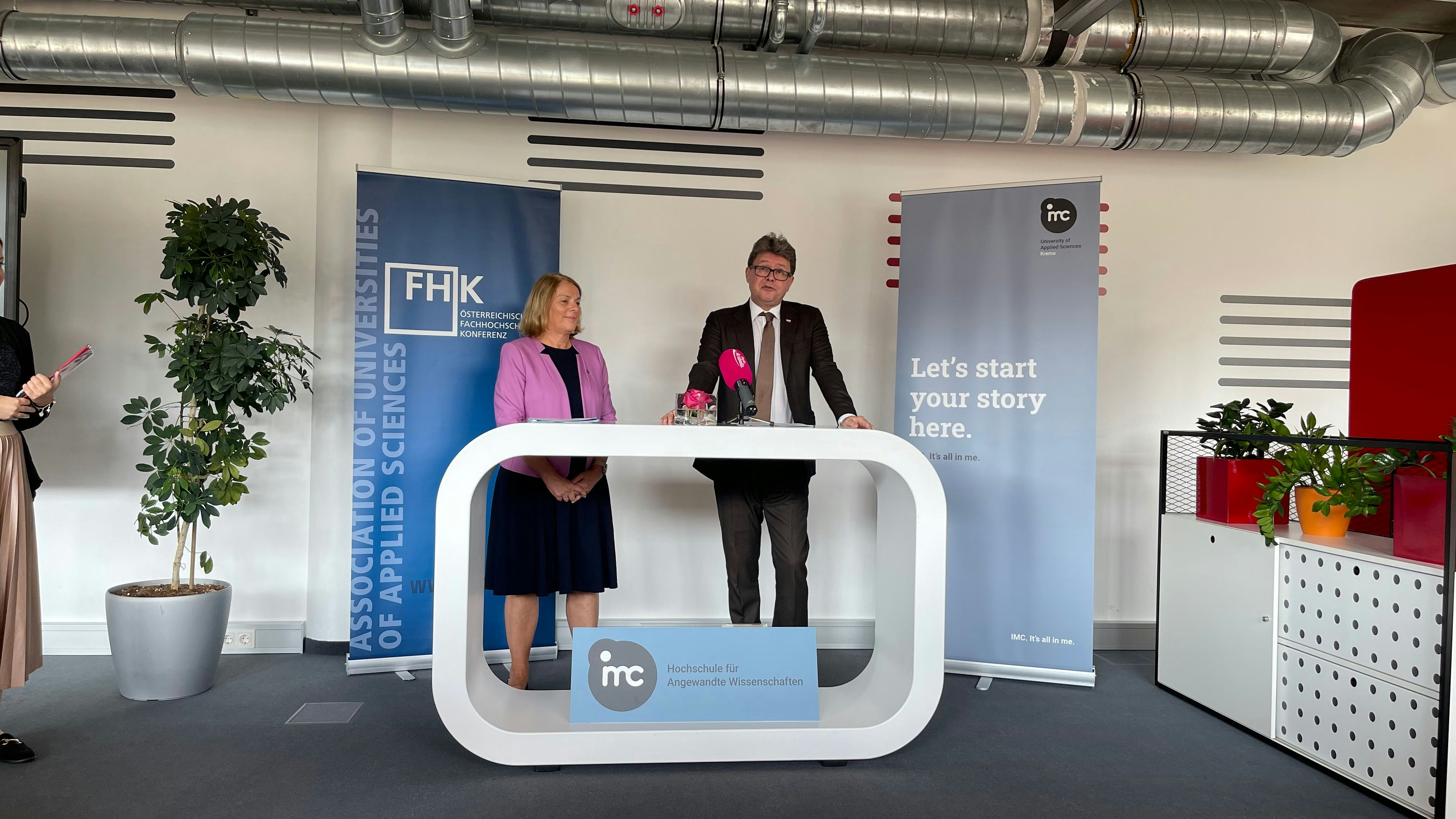 Minister Polaschek und FHK-Präsidentin Prommer verkündeten bei der Pressekonferenz am IMC Krems den Rekordausbau der österreichischen Hachhochschulen