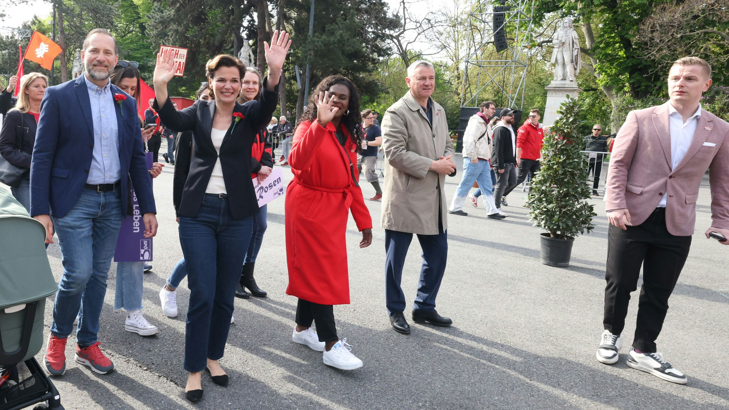 Stärkte seiner Frau den Rücken: Michael Rendi beim Maiaufmarsch 2023 mit Ehefrau Pamela. Sie war damals innerhalb der Partei schon schwer angezählt.