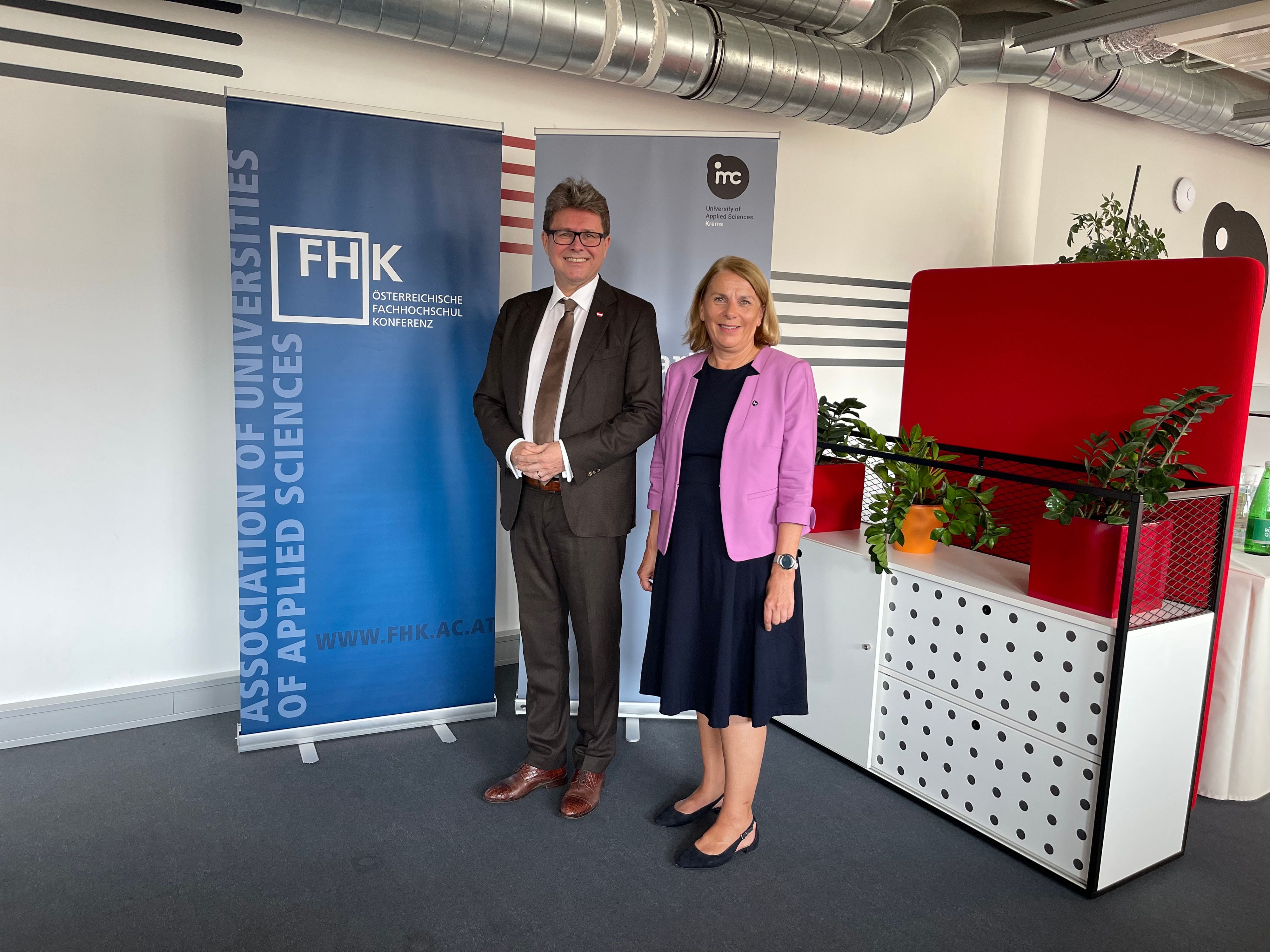 Bundesminister Martin Polaschek und FHK Präsidentin Ulrike Prommer präsentierten den Rekordausbau der Fachhochschulen am Dienstag in den Räumlichkeiten des IMC Krems