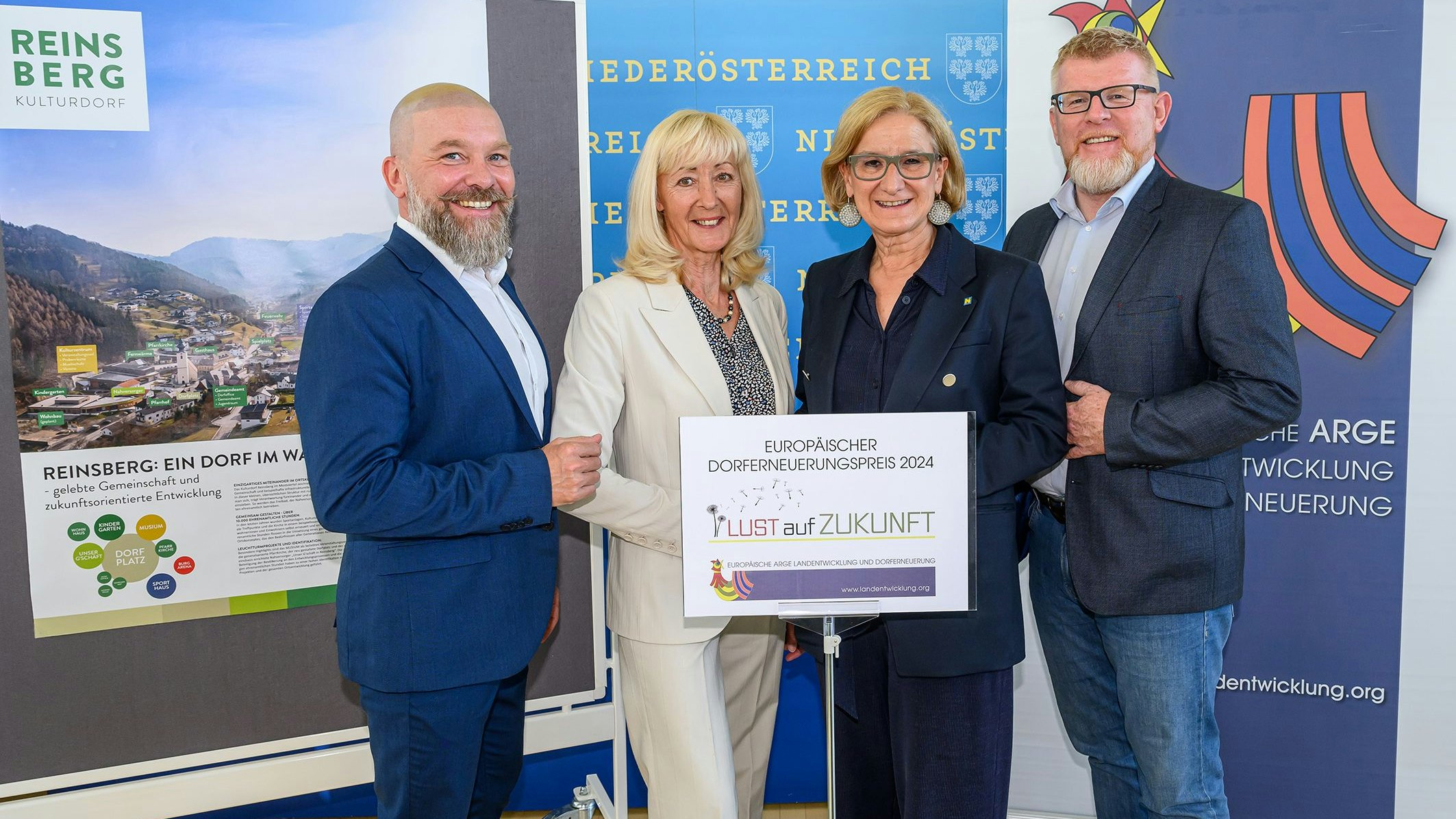 Bürgermeister Reinhard Nosofsky, Geschäftsführerin Theres Friewald-Hofbauer (Europäische ARGE Landentwicklung und Dorferneuerung), Landeshauptfrau Johanna Mikl-Leitner und Vizebürgermeister Andreas Prüller (v.l.n.r.)