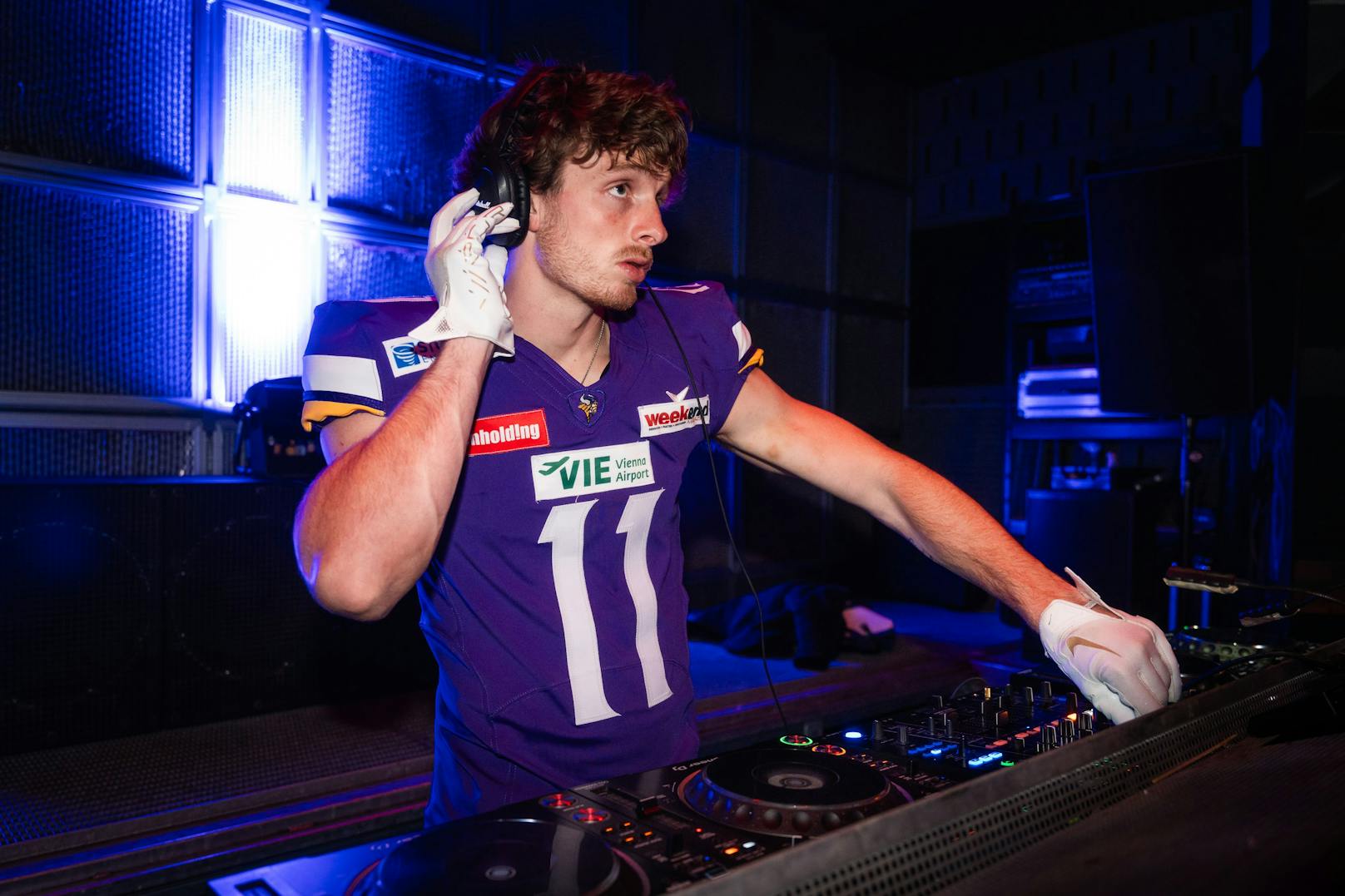 Vikings-Receiver und Rapper Max Fine beim "Heute"-Shooting als DJ.